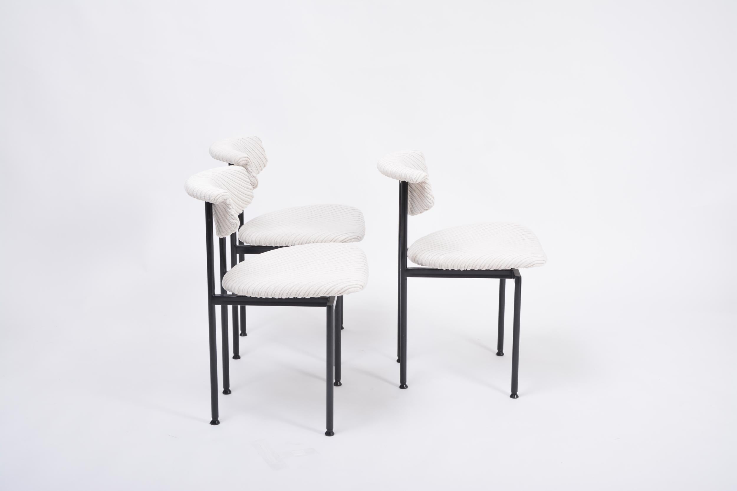Satz von drei weißen niederländischen, neu gepolsterten Alpha-Stühlen, entworfen von Rudolf Wolf im Zustand „Gut“ im Angebot in Berlin, DE