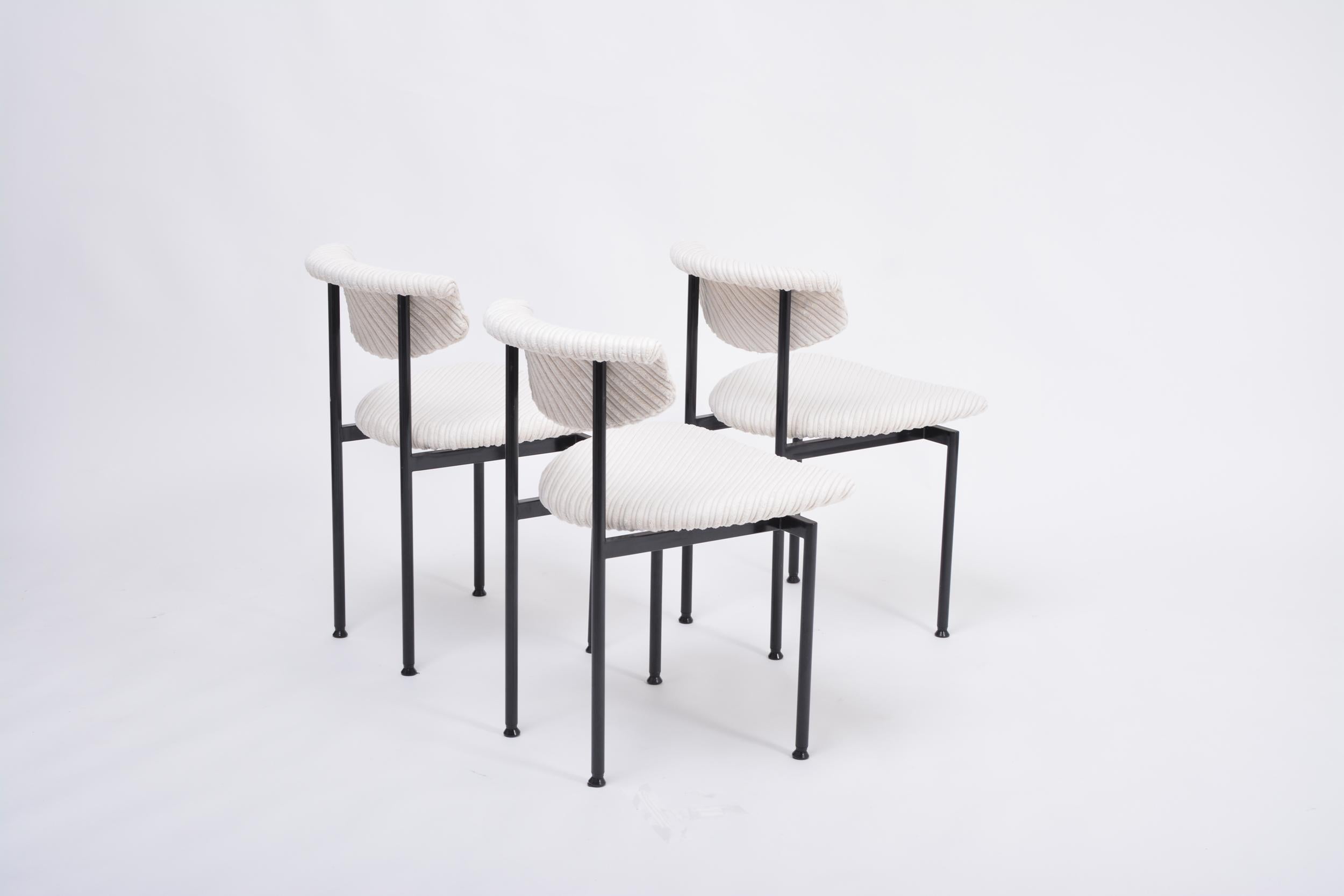 Satz von drei weißen niederländischen, neu gepolsterten Alpha-Stühlen, entworfen von Rudolf Wolf (20. Jahrhundert) im Angebot