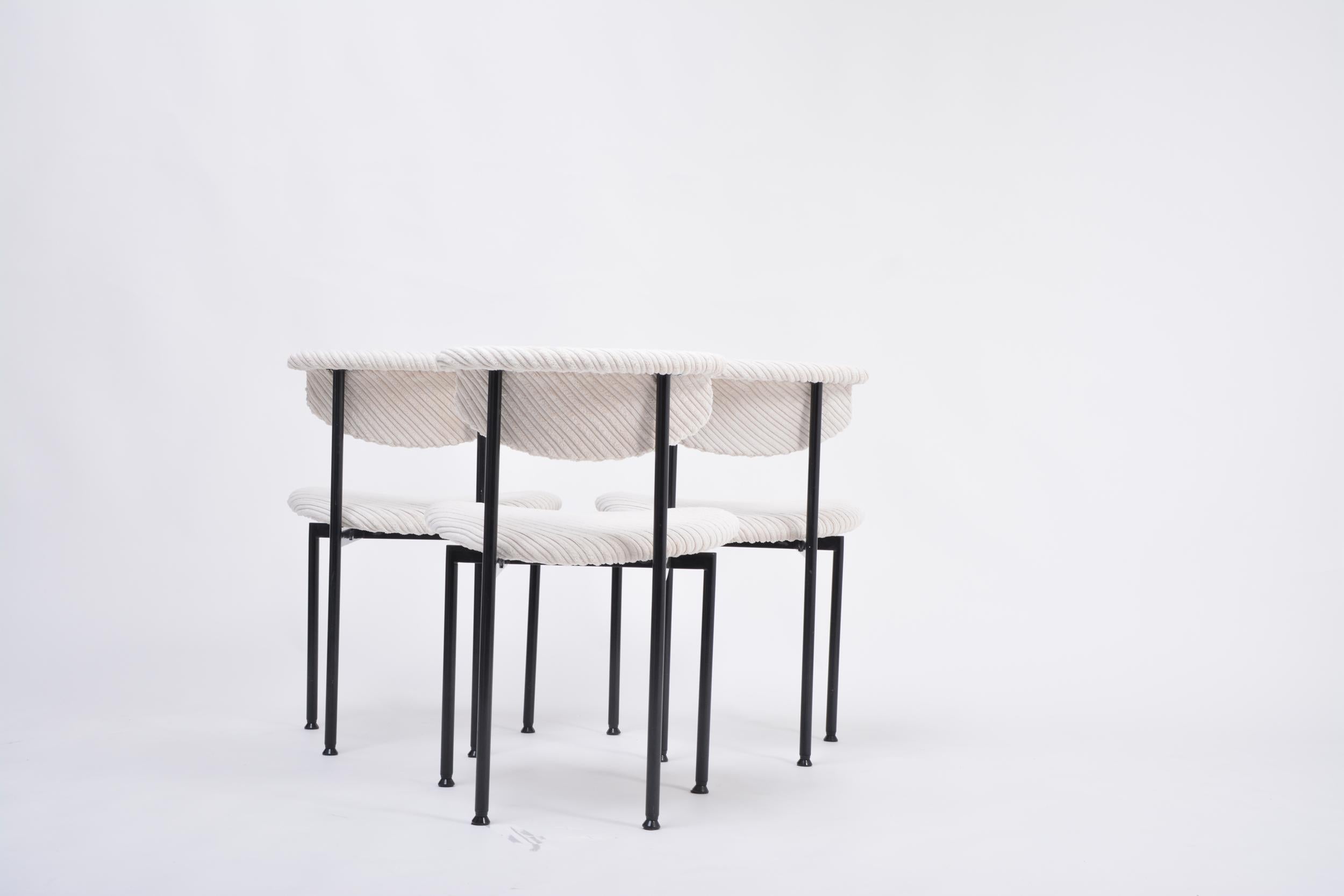 Satz von drei weißen niederländischen, neu gepolsterten Alpha-Stühlen, entworfen von Rudolf Wolf (Stahl) im Angebot