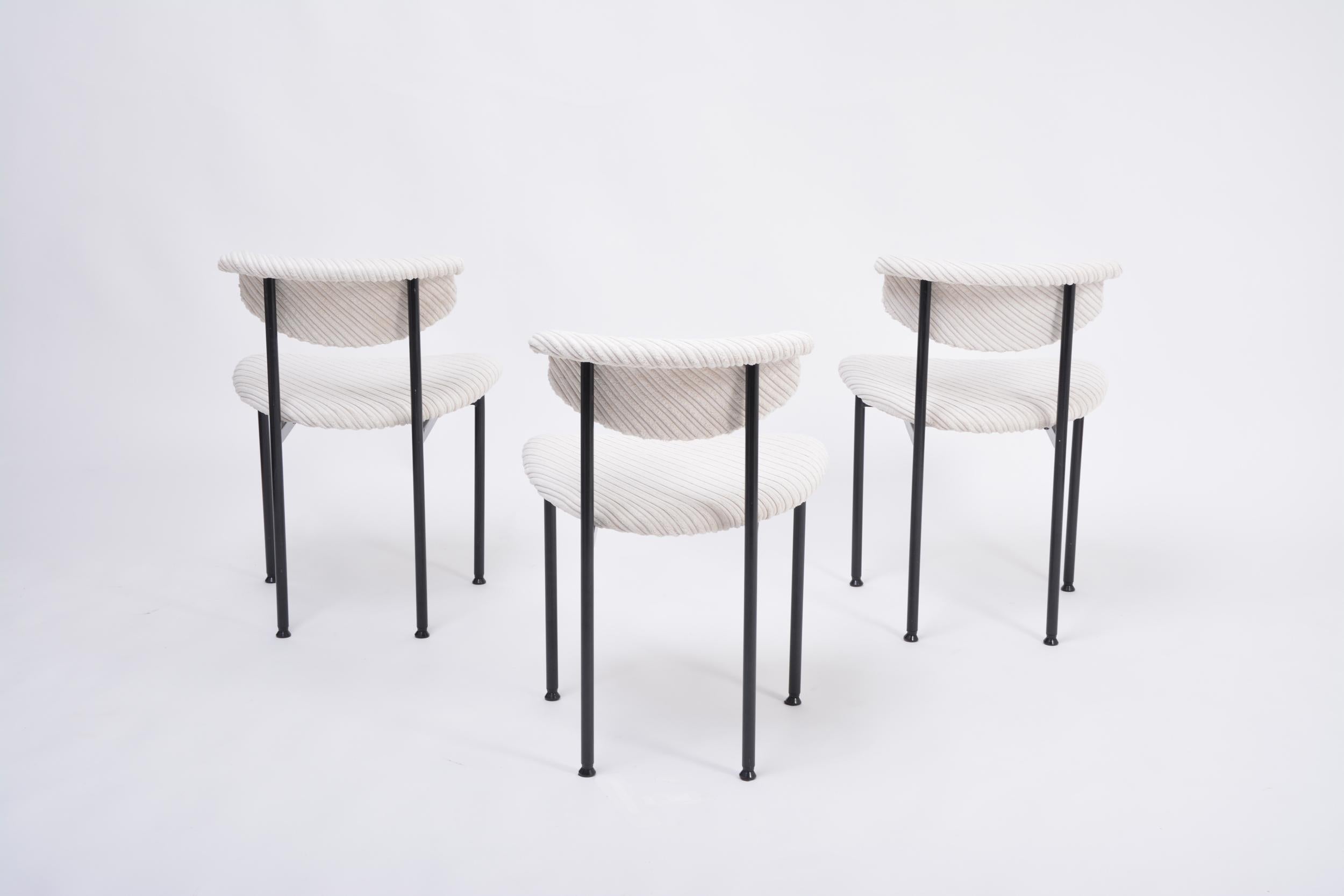 Satz von drei weißen niederländischen, neu gepolsterten Alpha-Stühlen, entworfen von Rudolf Wolf im Angebot 2