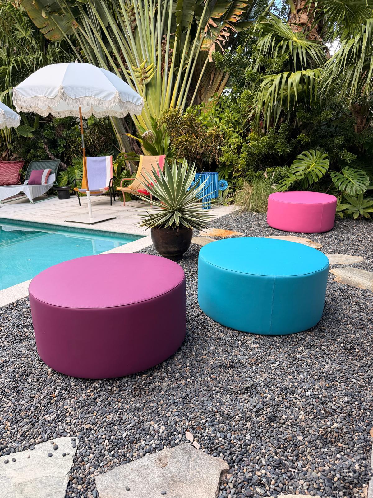 Set di tre - 
Rivestito in Mitchell Silex - colori: gelso, rosa caldo e pavone.
Kerman risponde a una serie di esigenze in spazi privati e pubblici.