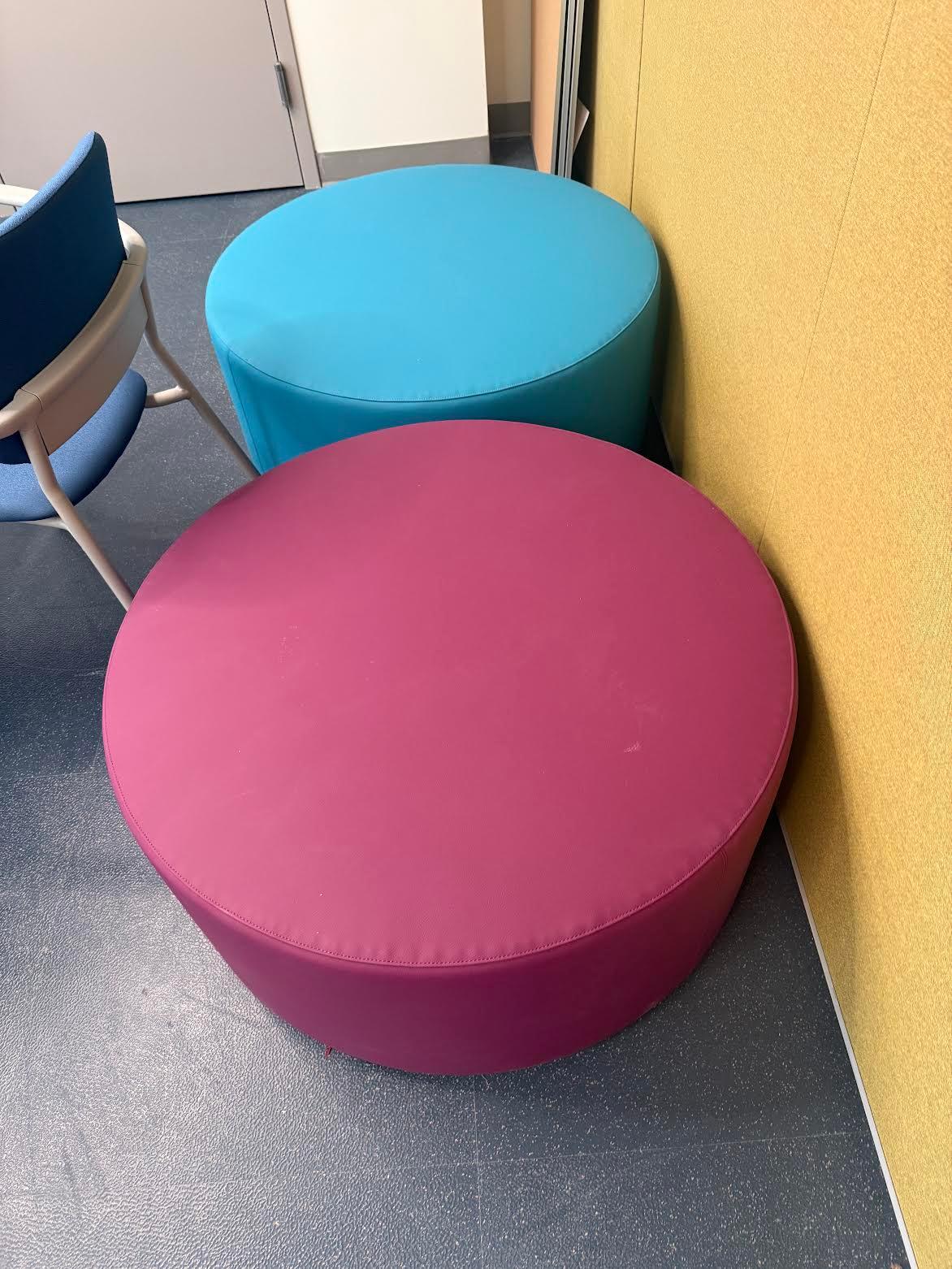 Satz von drei - 
Gepolstert in Mitchell Silex - Farben: mulberry, hot pink und peacock.
KERMAN erfüllt die unterschiedlichsten Anforderungen im privaten und öffentlichen Raum.