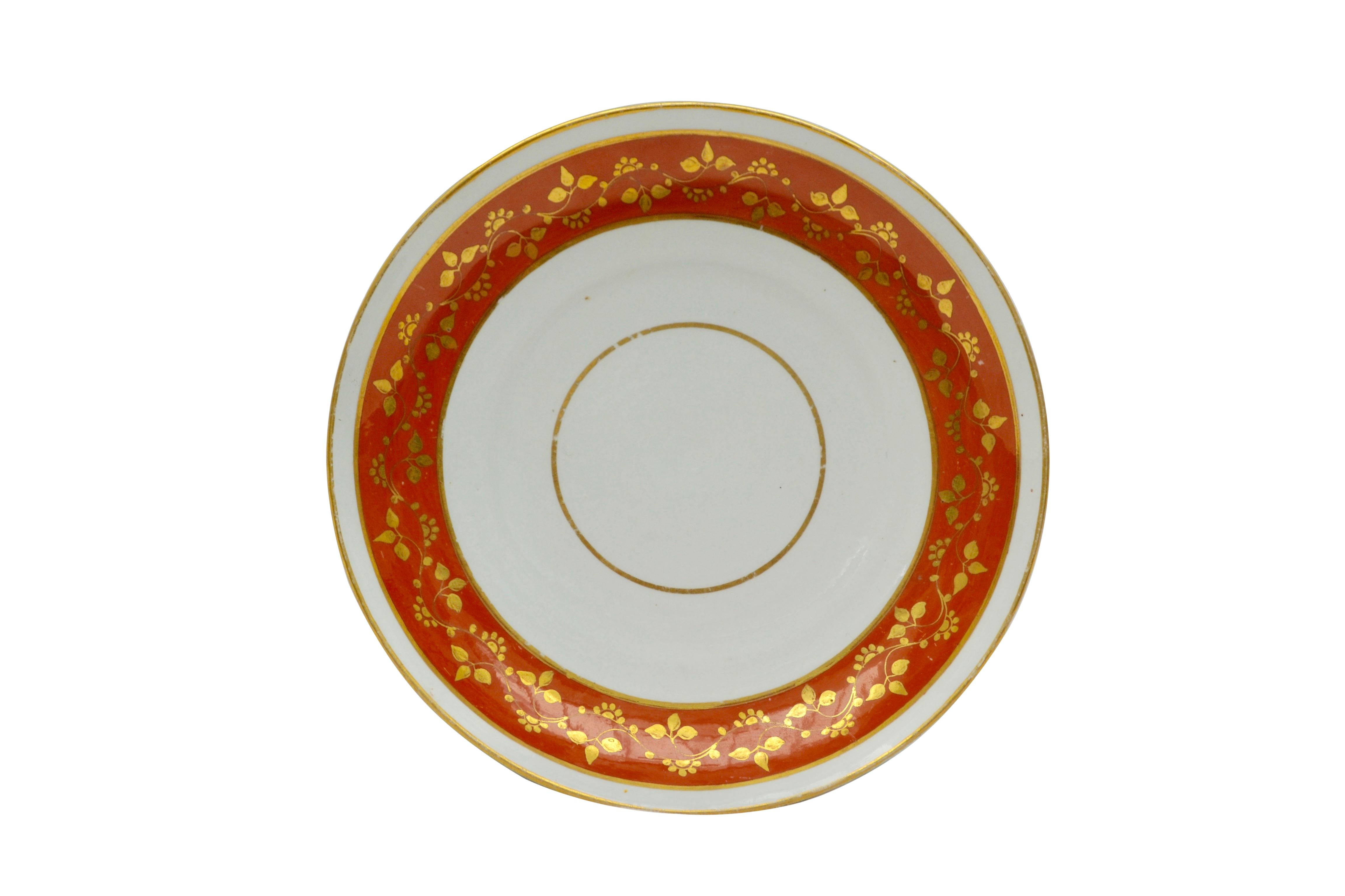 Set of Three Early 19th Century English Coral and Gold Porcelain Plates In Good Condition In Vancouver, British Columbia