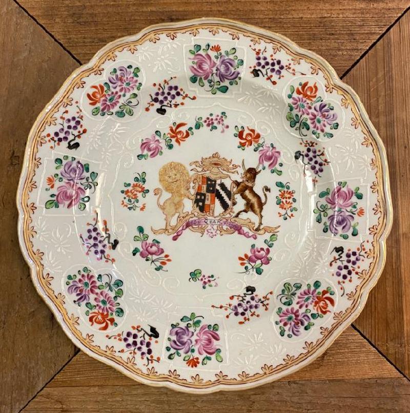 Set of Three Early 19th Century English Samson Porcelain Armorial Plates In Good Condition For Sale In Middleburg, VA