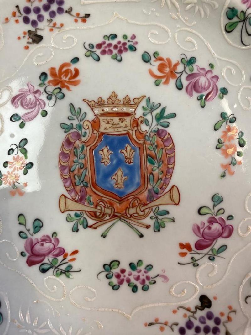 Set of Three Early 19th Century English Samson Porcelain Armorial Plates For Sale 1