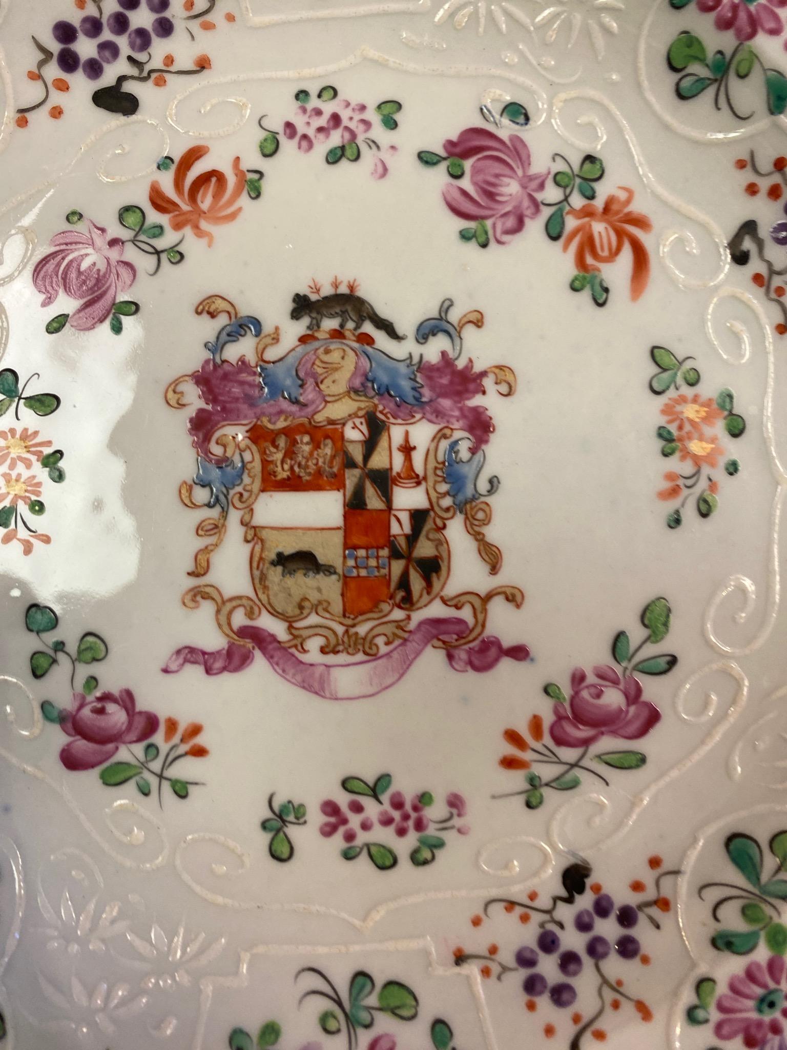 Set of Three Early 19th Century English Samson Porcelain Armorial Plates For Sale 2