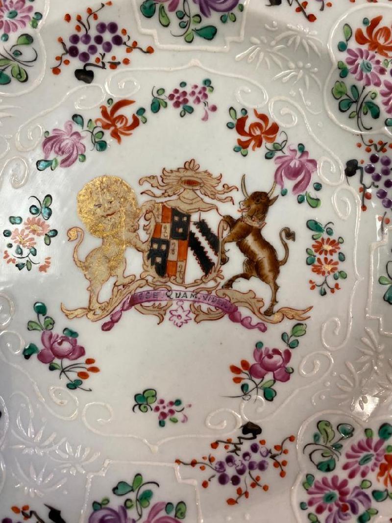 Set of Three Early 19th Century English Samson Porcelain Armorial Plates For Sale 3