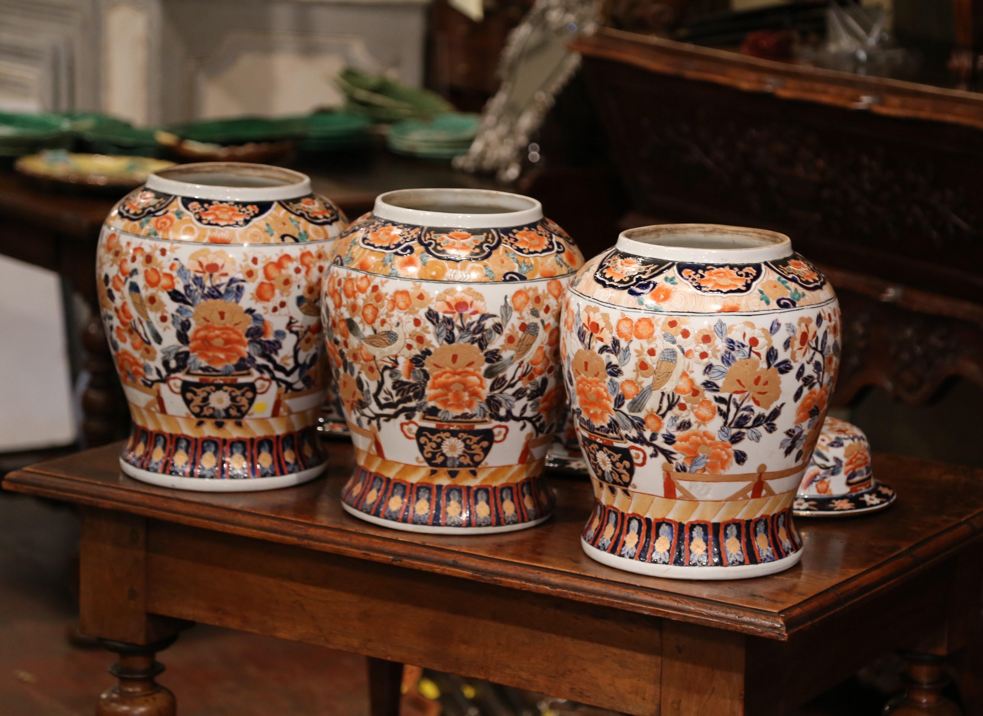 Set of Three Early 20th Century, Chinese Export Porcelain Ginger Jars with Lids In Excellent Condition In Dallas, TX