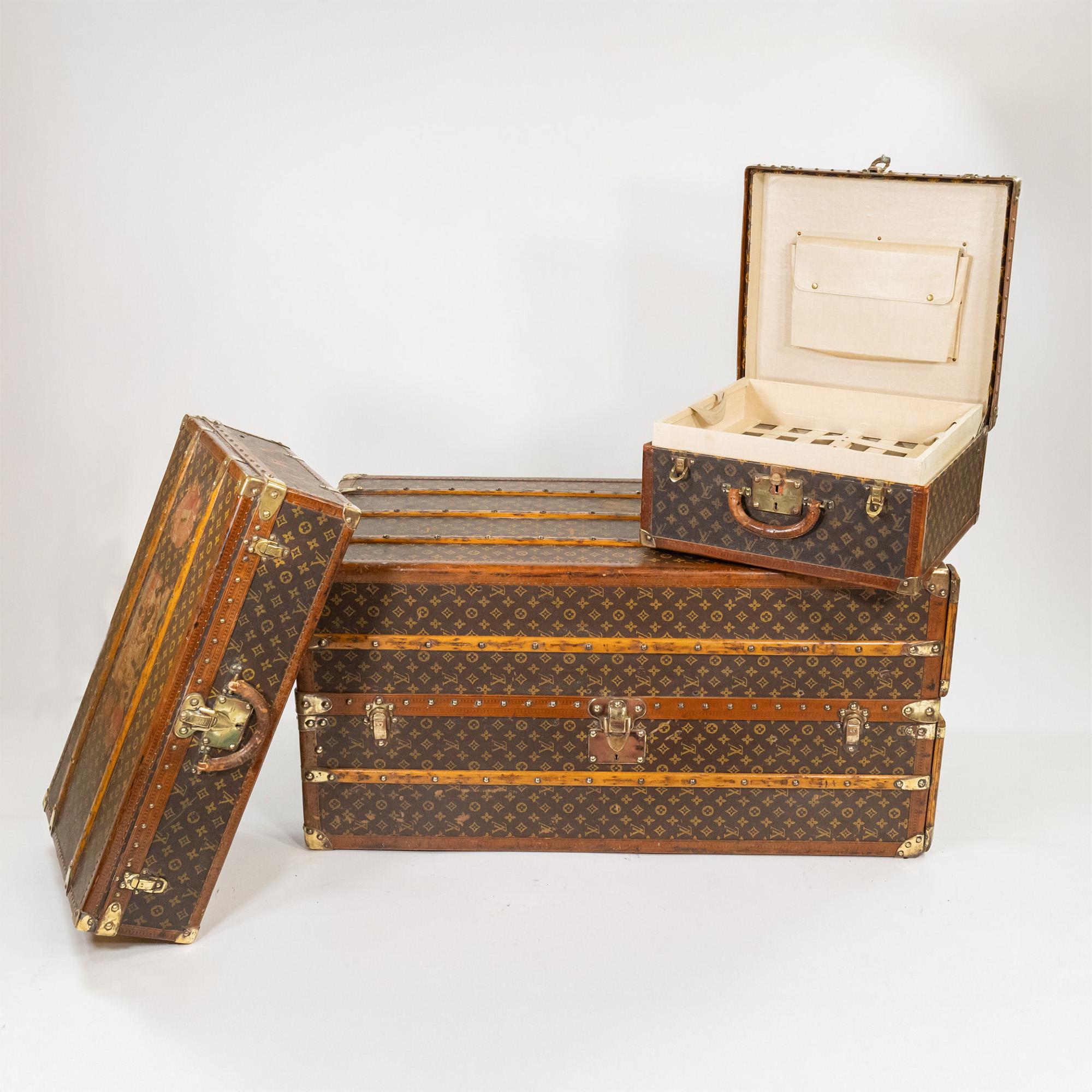 Este exquisito juego de maletas Louis Vuitton, que datan de 1910 a 1930, representa la cúspide de los viajes de lujo y muestra la renombrada artesanía de la marca, lo que lo convierte en un artículo imprescindible para los coleccionistas más