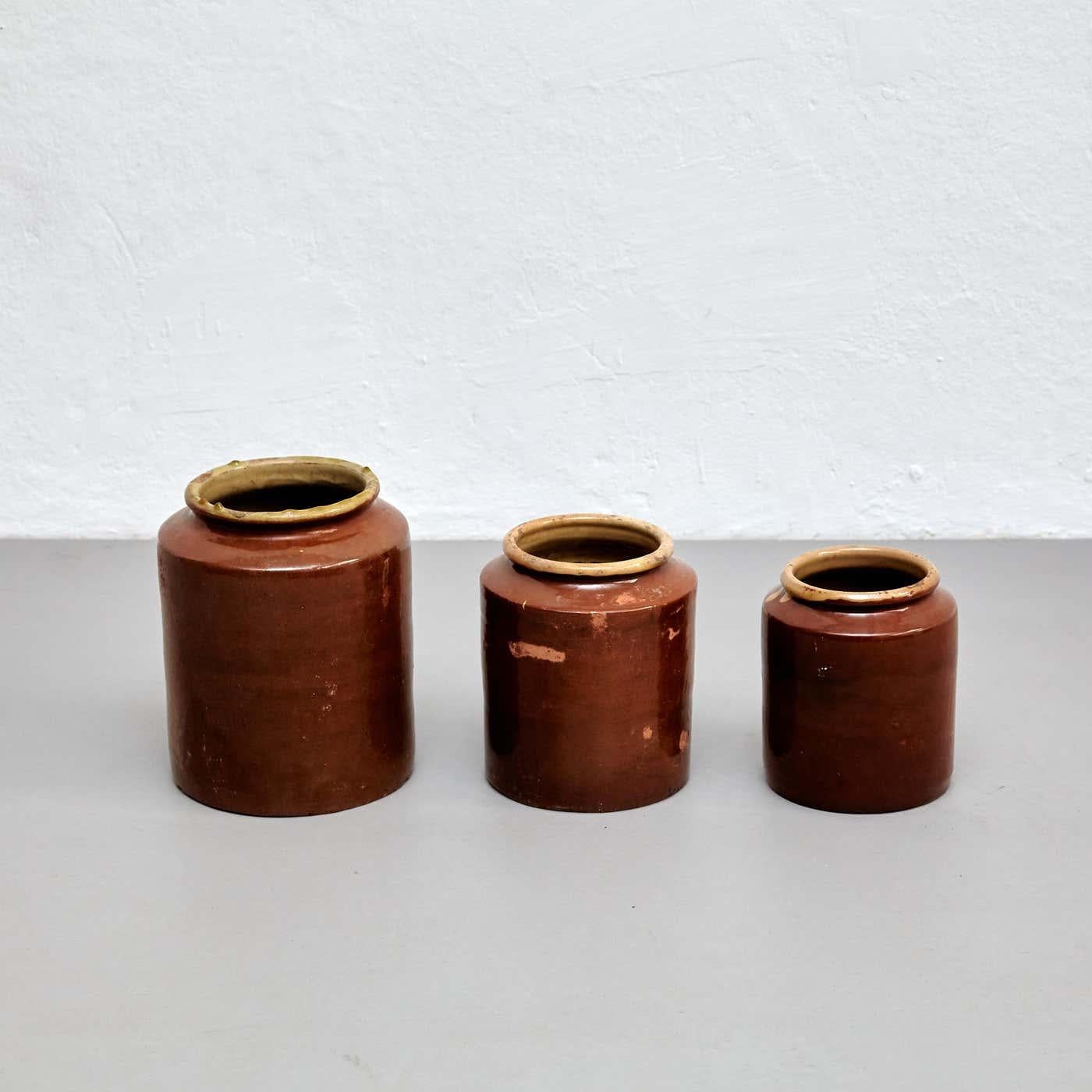 Cet ensemble de trois vases rustiques en céramique est un bel exemple de l'artisanat espagnol du début du XXe siècle. Chaque pièce a été soigneusement fabriquée à la main et présente une forme organique unique qui met en valeur la beauté naturelle