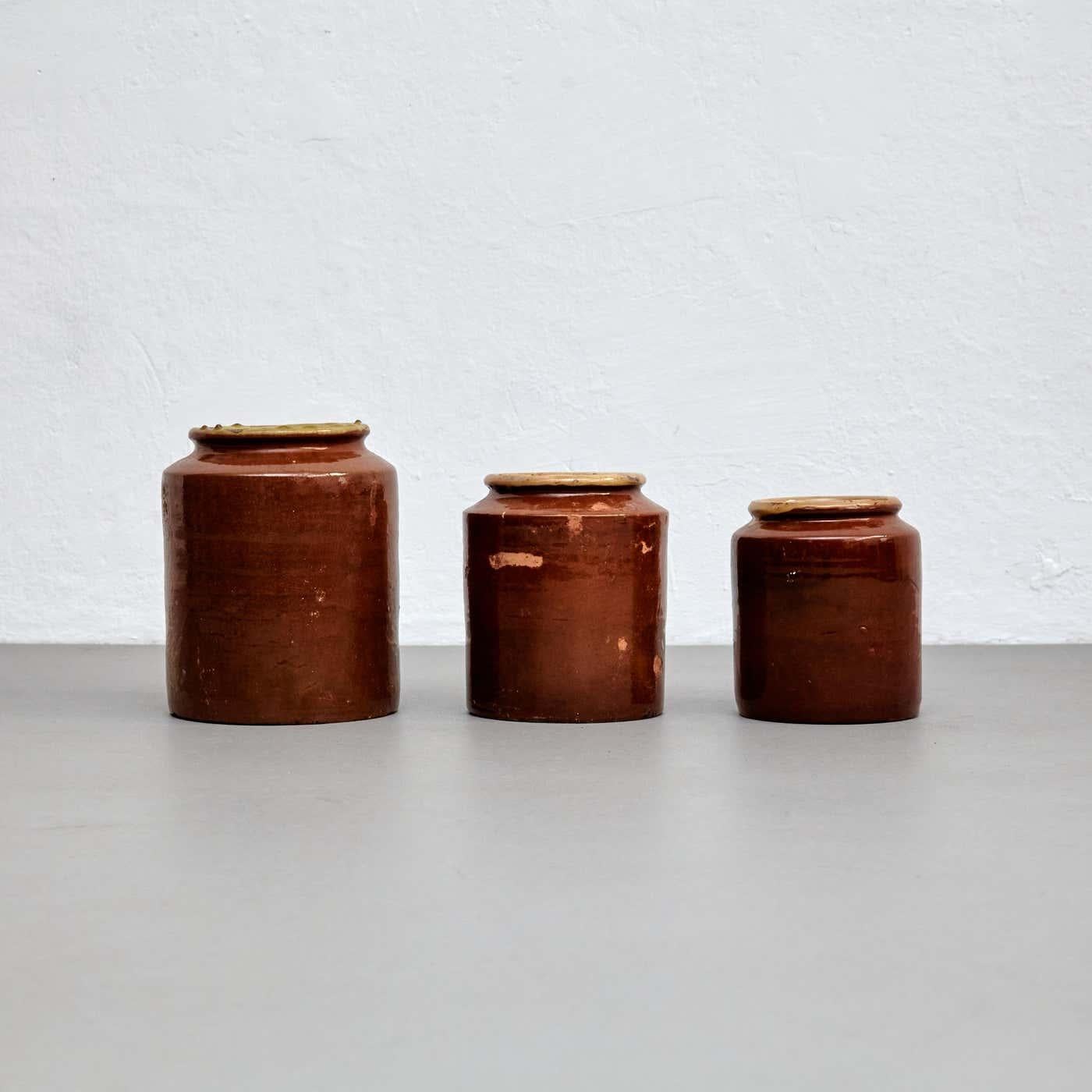 Mid-Century Modern Ensemble de trois vases en céramique rustique du début du XXe siècle, datant d'environ 1940 en vente