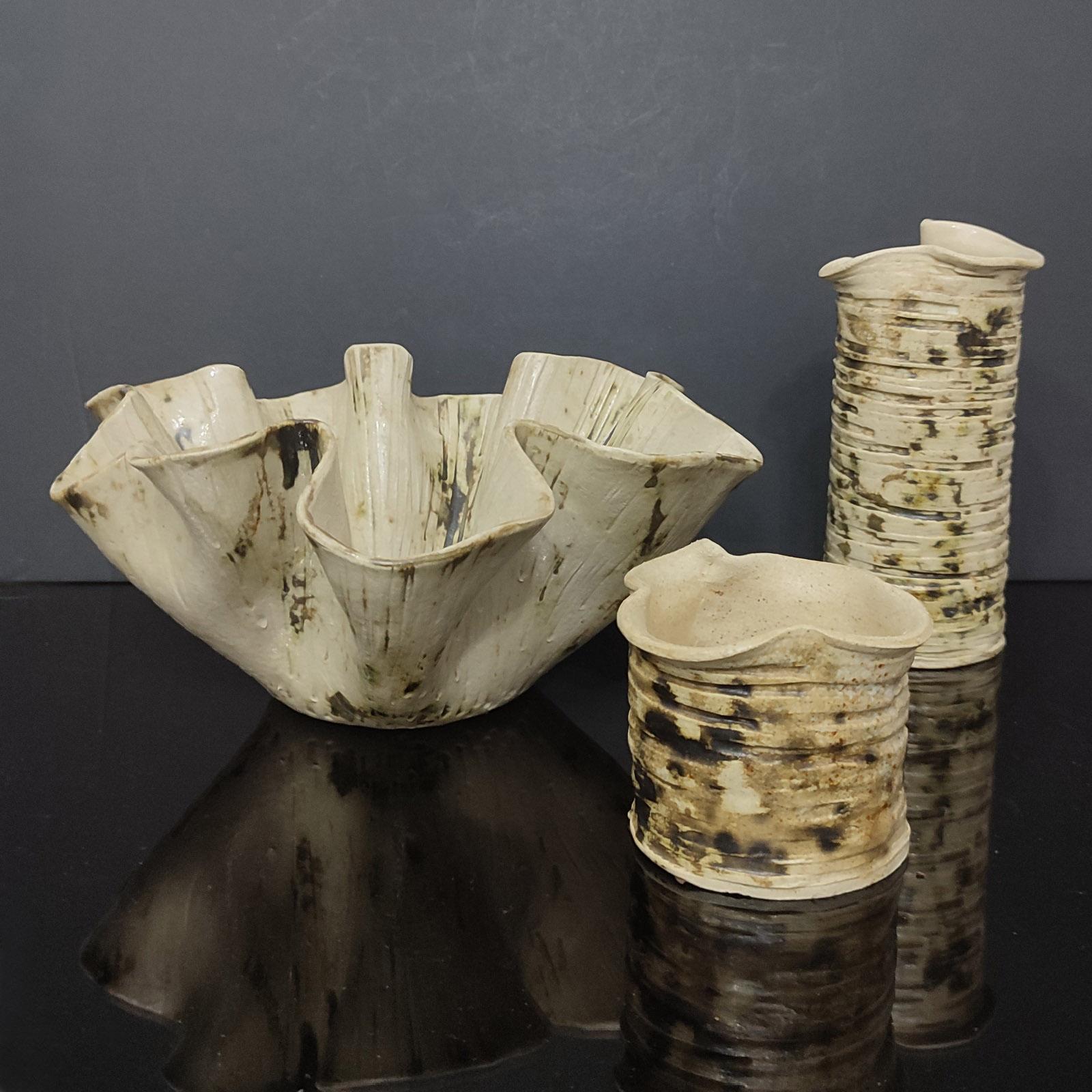 Mid-Century Studio Art Pottery Vasen, brutalistischer Stil, gekräuselte Ränder, glasiert.
Schönes organisches Aussehen, Steingutfarben,  mit hellen salbeigrünen Akzenten wird dieses Vasen-Set Ihr Zuhause auf moderne Weise dekorieren.
Jeder Artikel