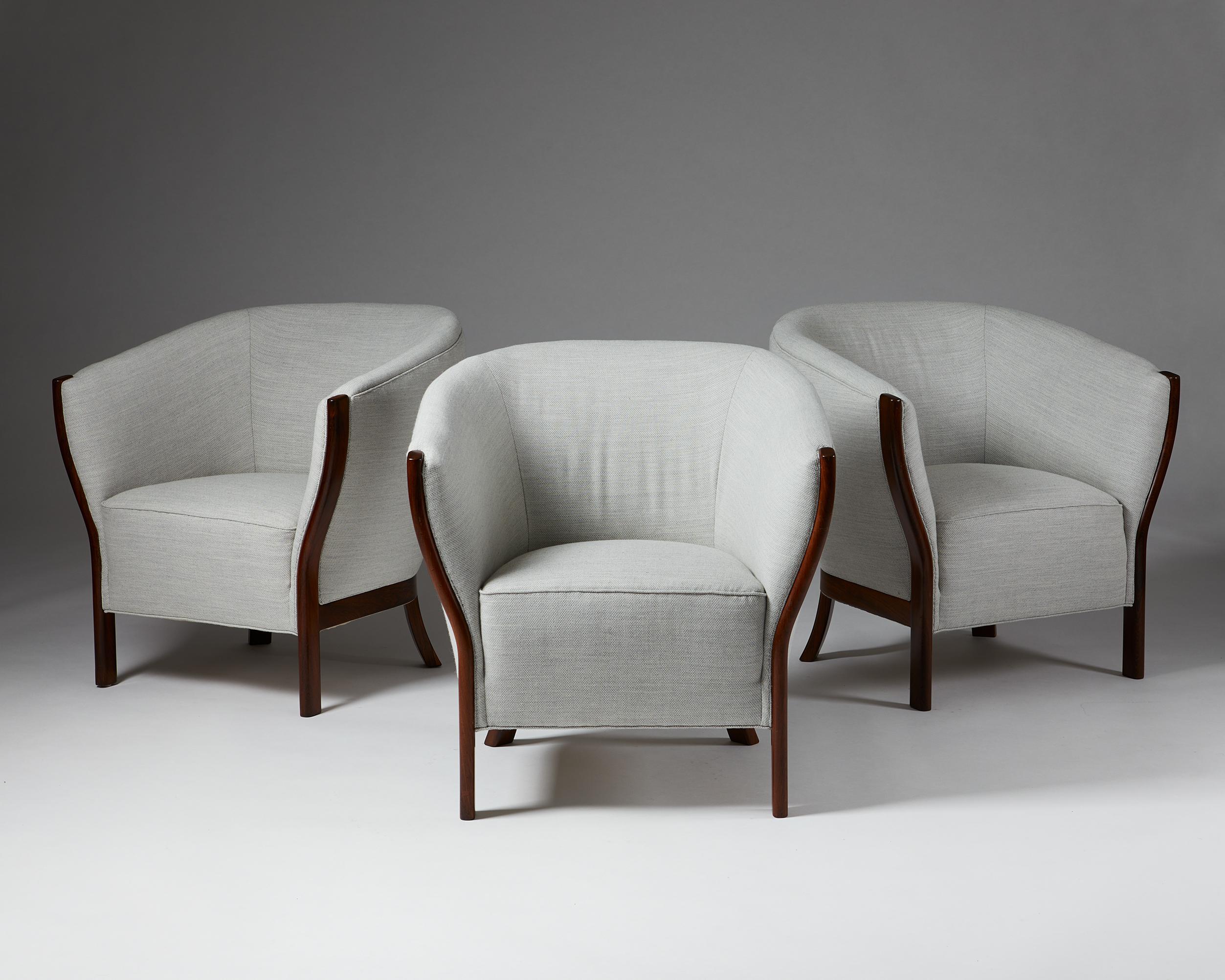 Set of three easy chairs designed by Frits Schlegel,
Denmark, 1949.

Textile upholstery and rosewood.

Unique.

Provenance: Designed for the Nyegaard Villa Strandvejen, Denmark.

Elongated, wave-shaped front legs in solid rosewood characterise this