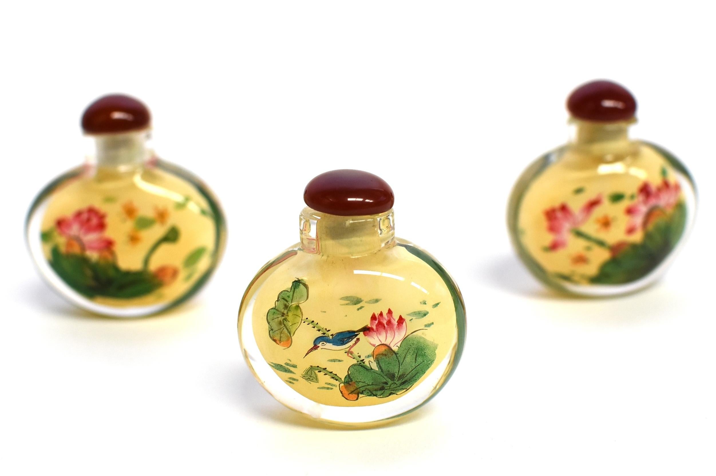 Set of Three Eglomise Reverse Painted Snuff Bottles with Lotus In New Condition For Sale In Somis, CA