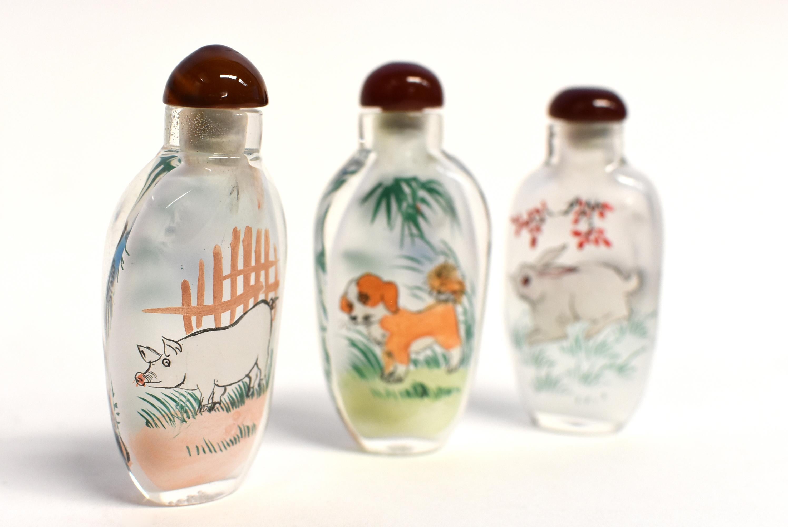 Trois bouteilles de tabac à priser peintes à l'envers et représentant des animaux de la ferme  en vente 4