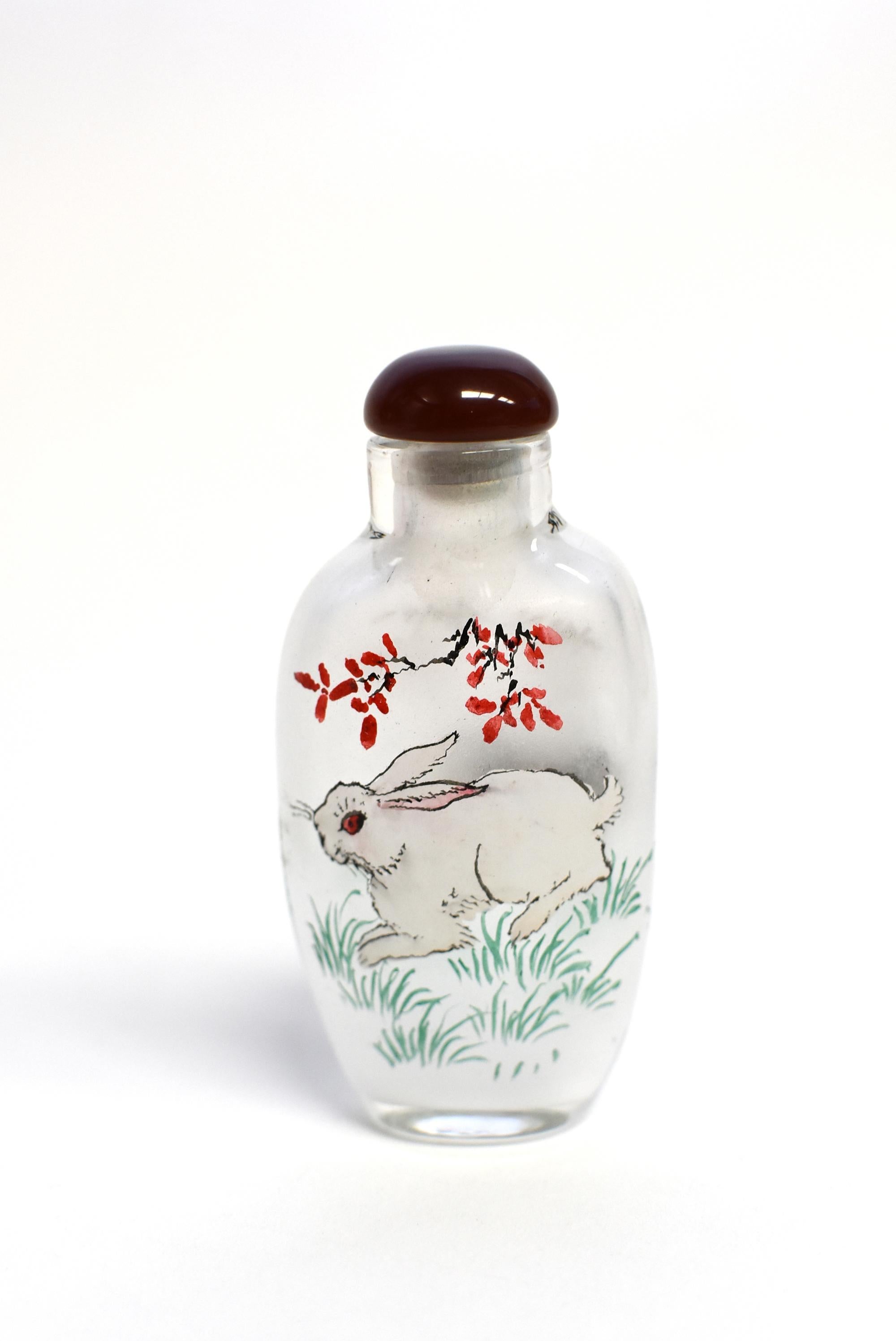 Chinois Trois bouteilles de tabac à priser peintes à l'envers et représentant des animaux de la ferme  en vente