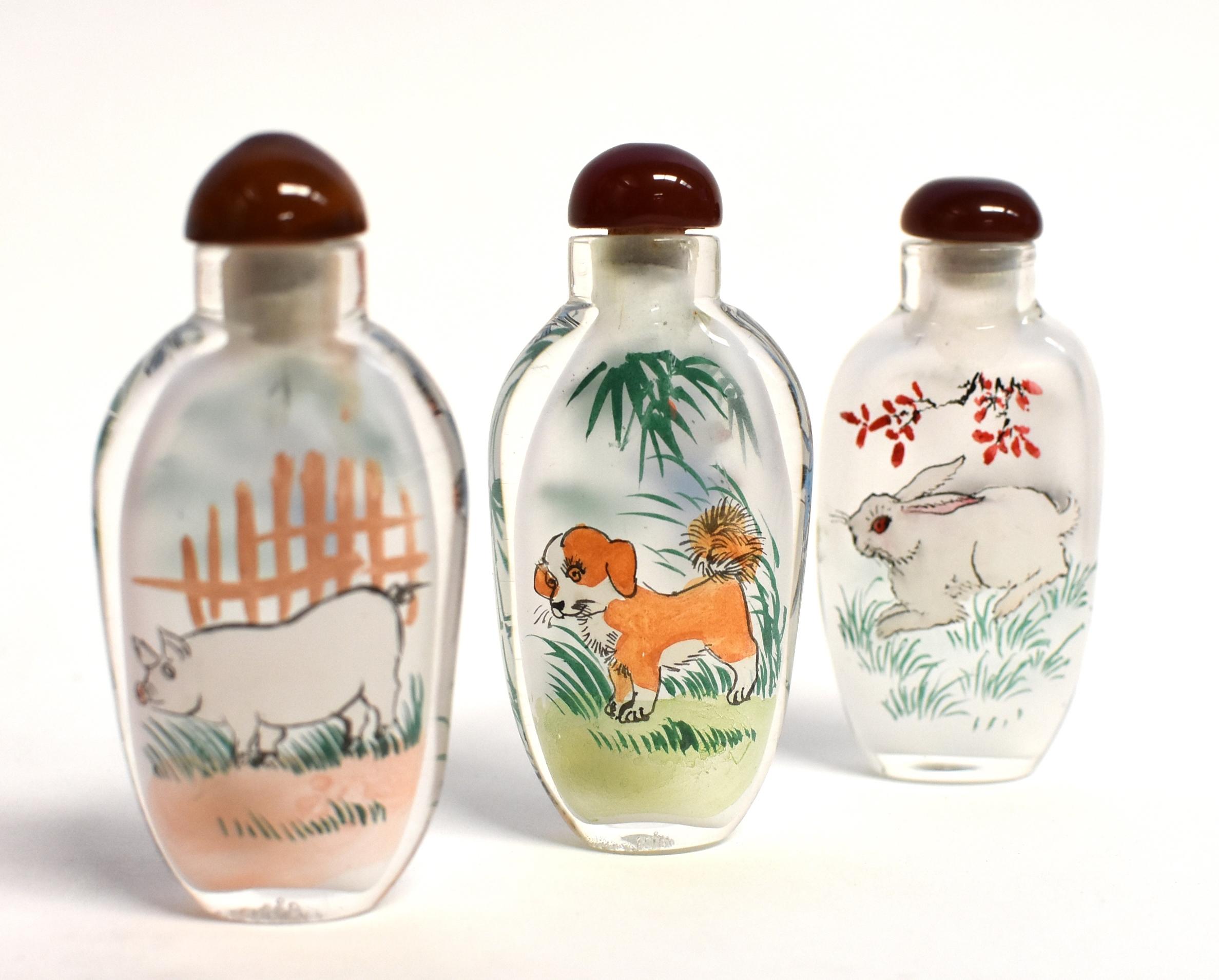 Trois bouteilles de tabac à priser peintes à l'envers et représentant des animaux de la ferme  en vente 3