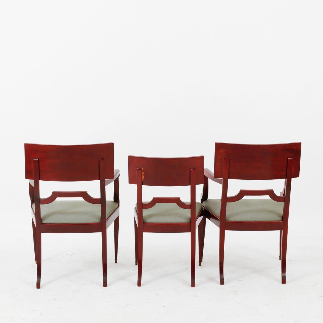 Magnifiques chaises blanches ; belle patine et belles lignes sur ces chaises de style Empire suédois. Ils sont suédois, fin 1800, début 1900. Nous pouvons récupérer le fauteuil sur demande. Des retouches sont nécessaires sur le dossier d'une des