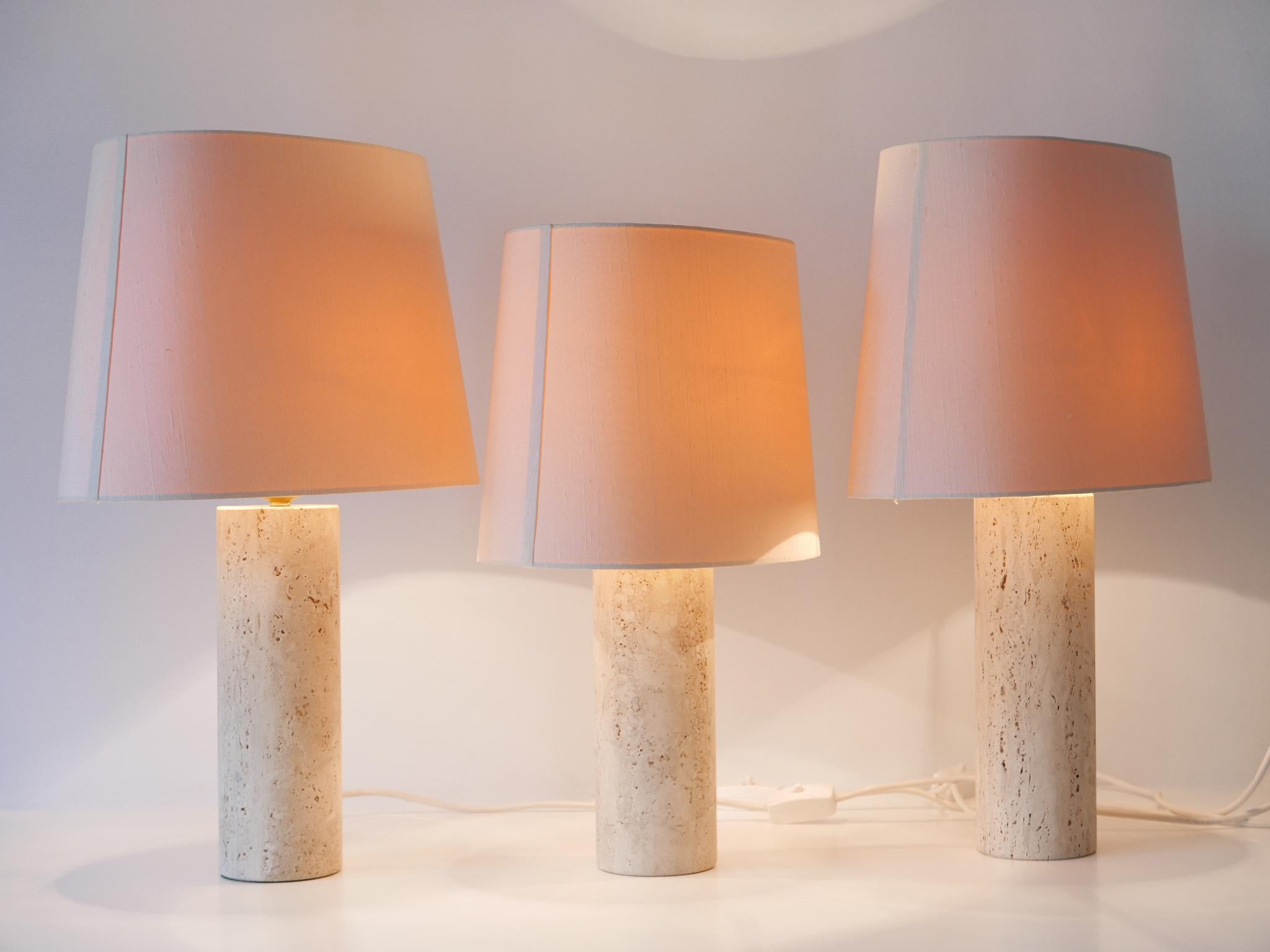 Set of Three Elegant Mid Century Modern Travertine Table Lamps Italy 1960s For Sale 4