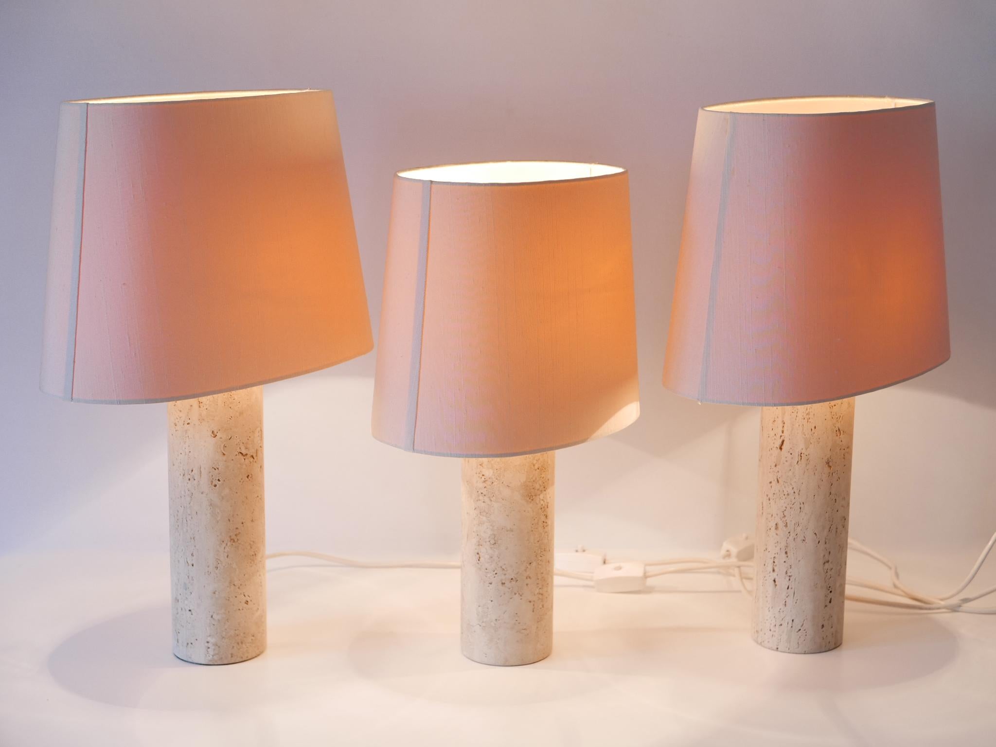 Set of Three Elegant Mid Century Modern Travertine Table Lamps Italy 1960s For Sale 5