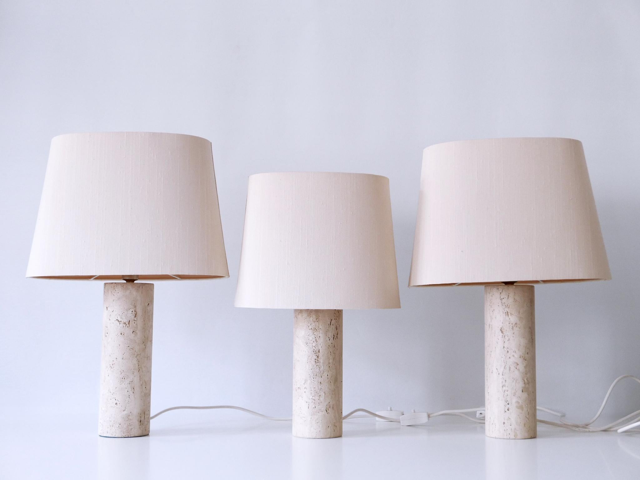 Mid-Century Modern Ensemble de trois lampes de table élégantes en travertin de style mi-siècle moderne, Italie, années 1960 en vente
