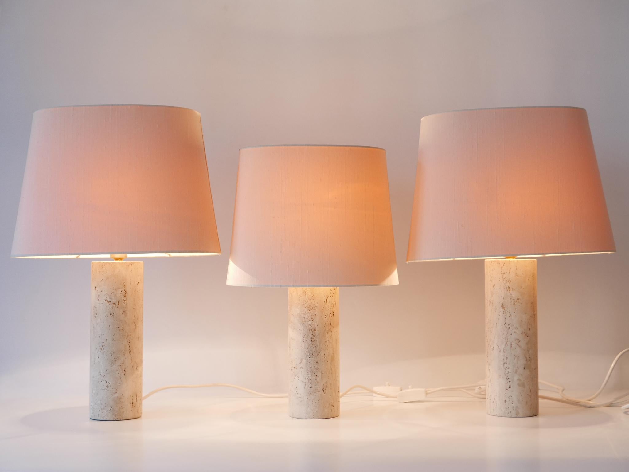 Set of Three Elegant Mid Century Modern Travertine Table Lamps Italy 1960s For Sale 2