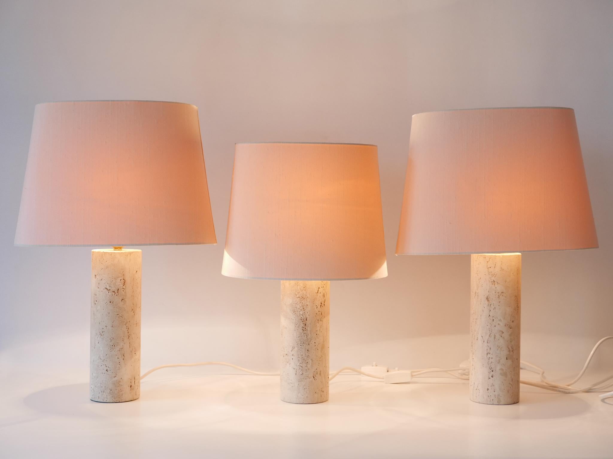 Set of Three Elegant Mid Century Modern Travertine Table Lamps Italy 1960s For Sale 3