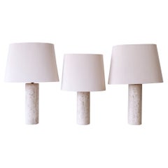 Conjunto de tres elegantes lámparas de sobremesa de travertino modernas de mediados de siglo Italia Años 60