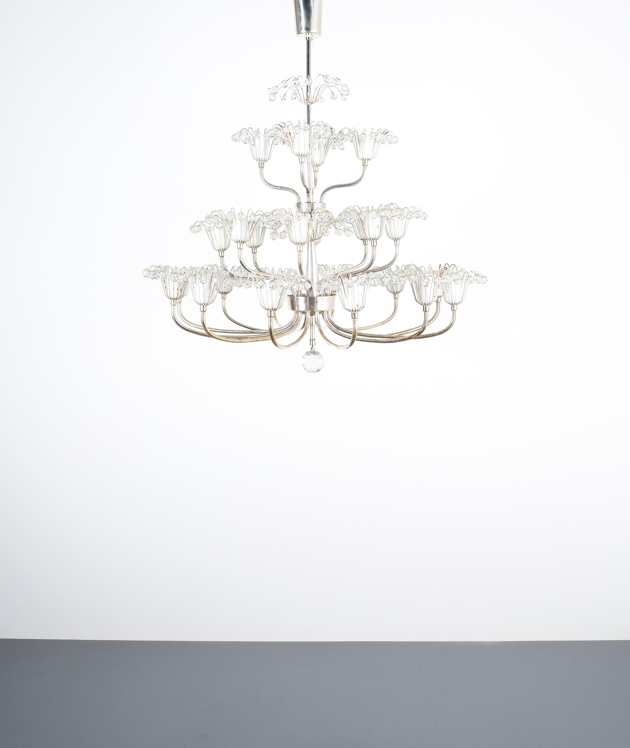 Emil Stejnar chandelier in silver glass, Austria circa 1950

Beautiful light from the 1950s featuring 24 lights (small bulbs e14). Good overall condition, no structural issues, newly rewired; the paint shows some losses.
