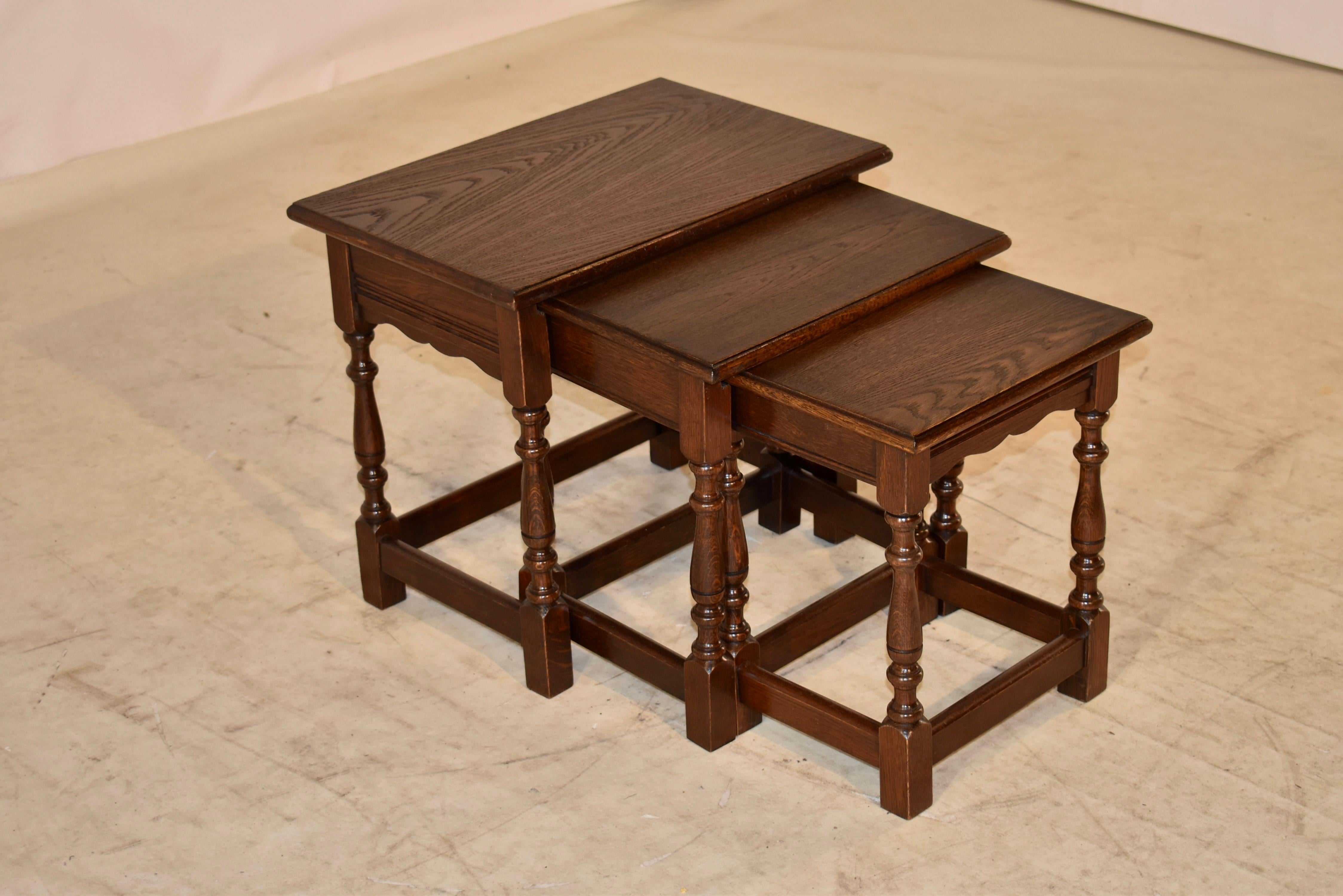 Début du 20ème siècle Ensemble de trois tables d'appoint gigognes anglaises, vers 1900 en vente