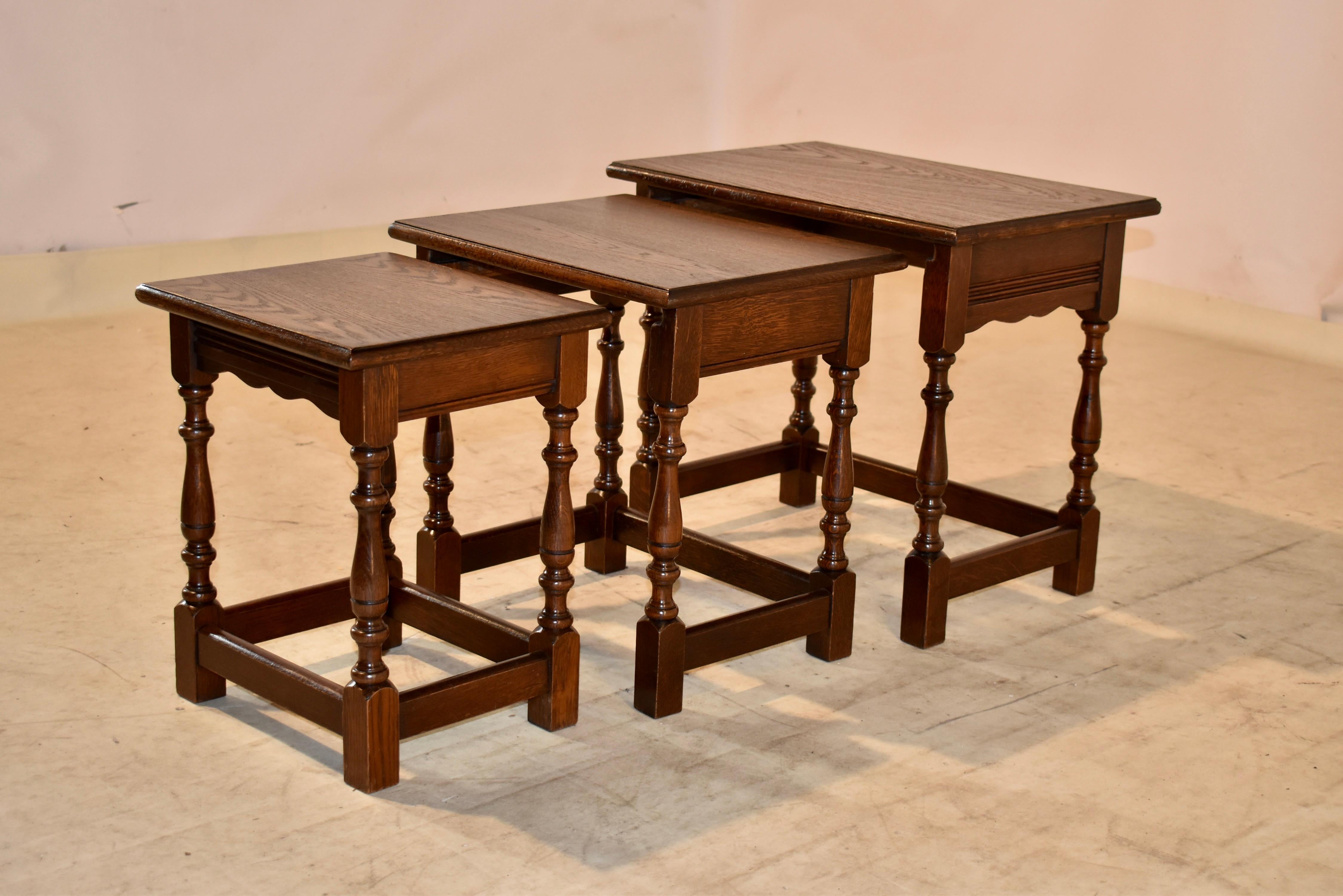Ensemble de trois tables d'appoint gigognes anglaises, vers 1900 en vente 2