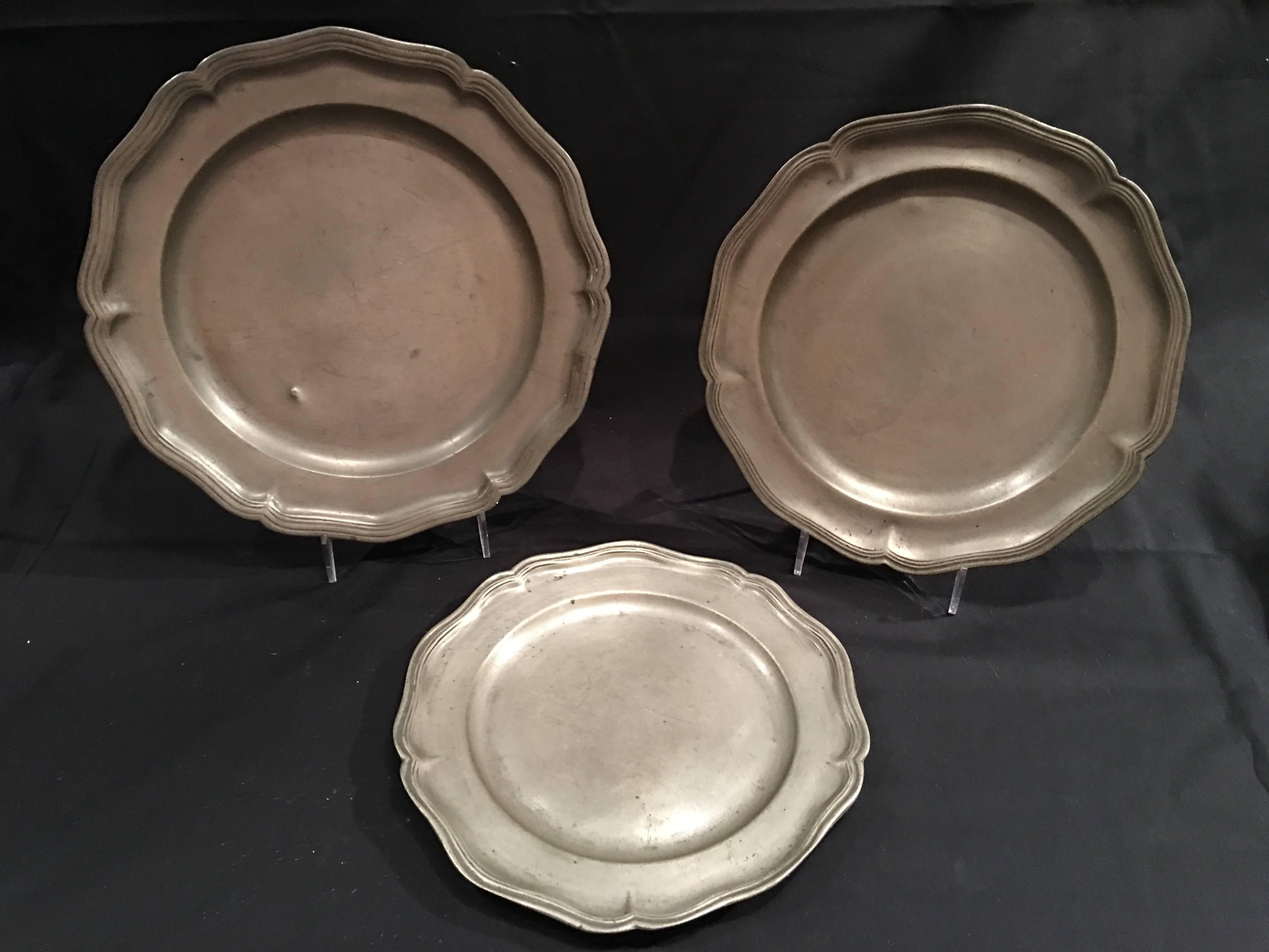 Juego de tres platos o fuentes inglesas de peltre, S. XIX. Diferentes tamaños.
Diámetro pequeño 9,75
Mediana Diámetro 10,5
Diámetro grande 11,25