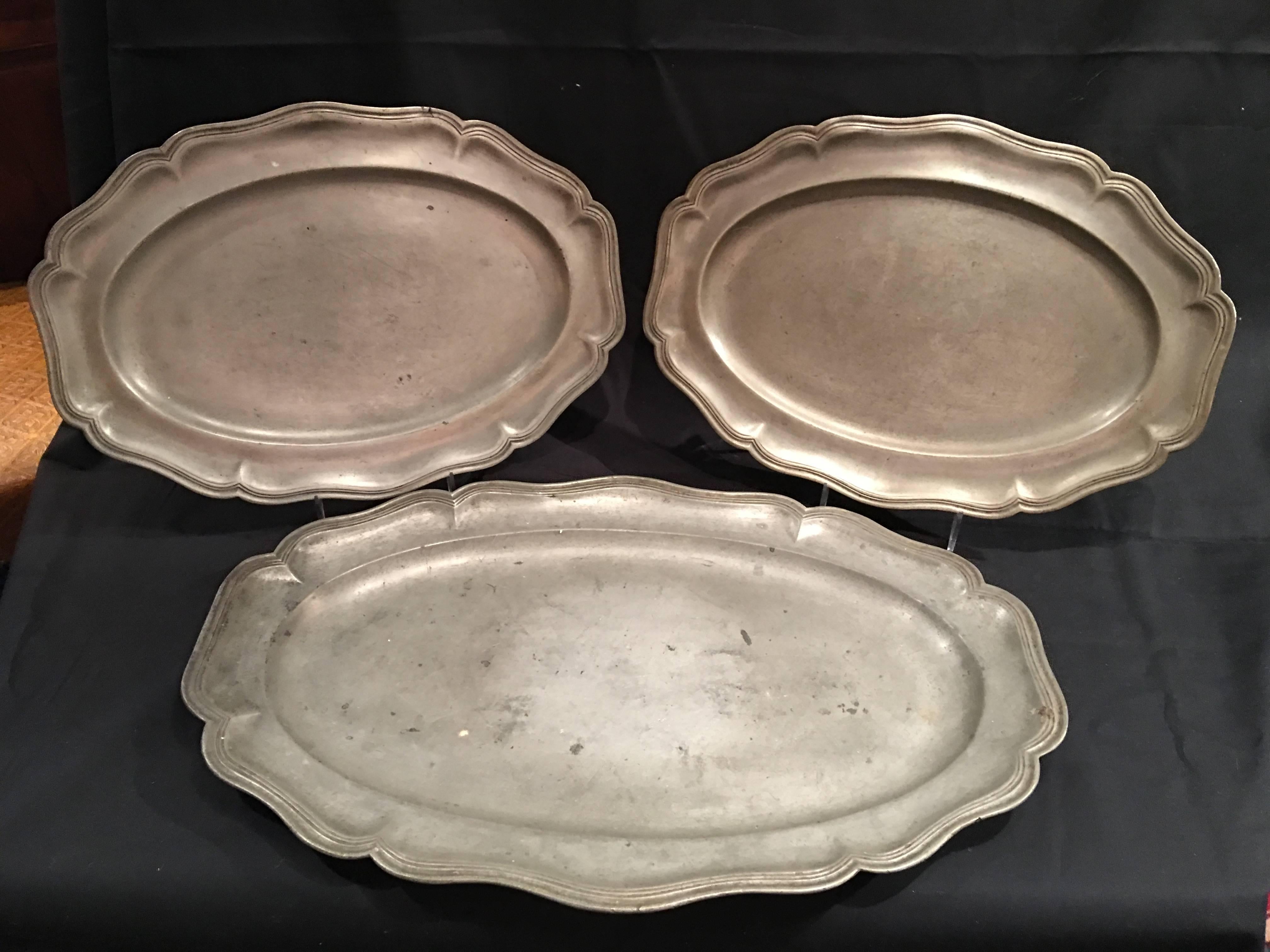 Set of three English pewter serving platters or dishes, 19th century.