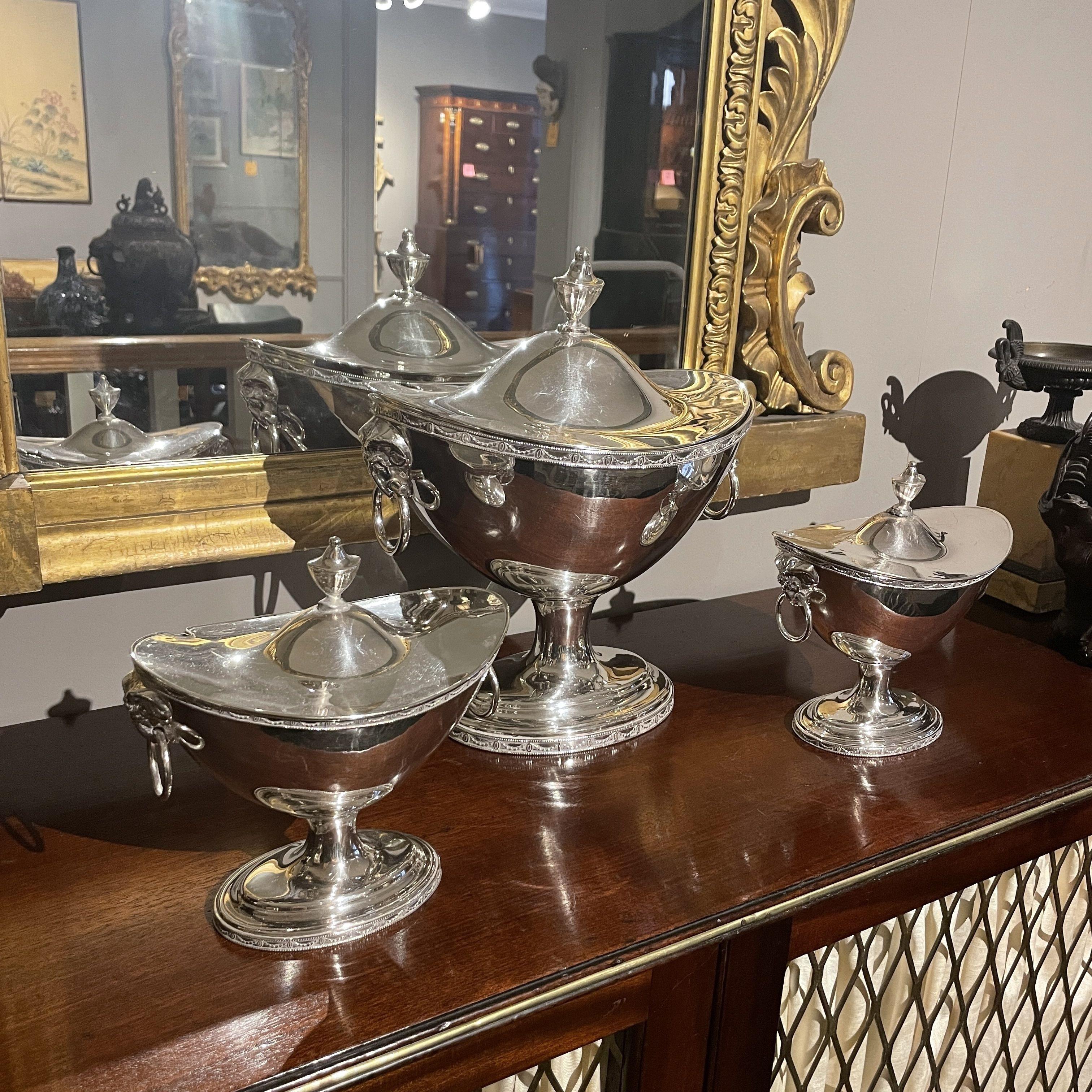 Set of Three English Silver Plate Sauce Tureens In Excellent Condition For Sale In New York, NY