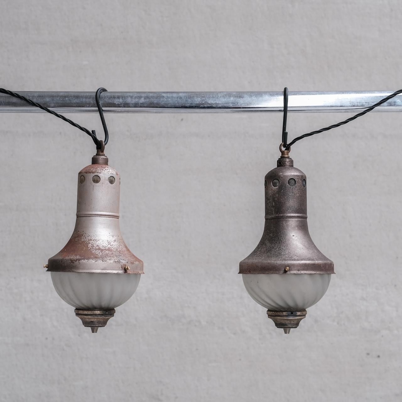 Ensemble de trois lampes à suspension antiques en verre gravé en vente 4