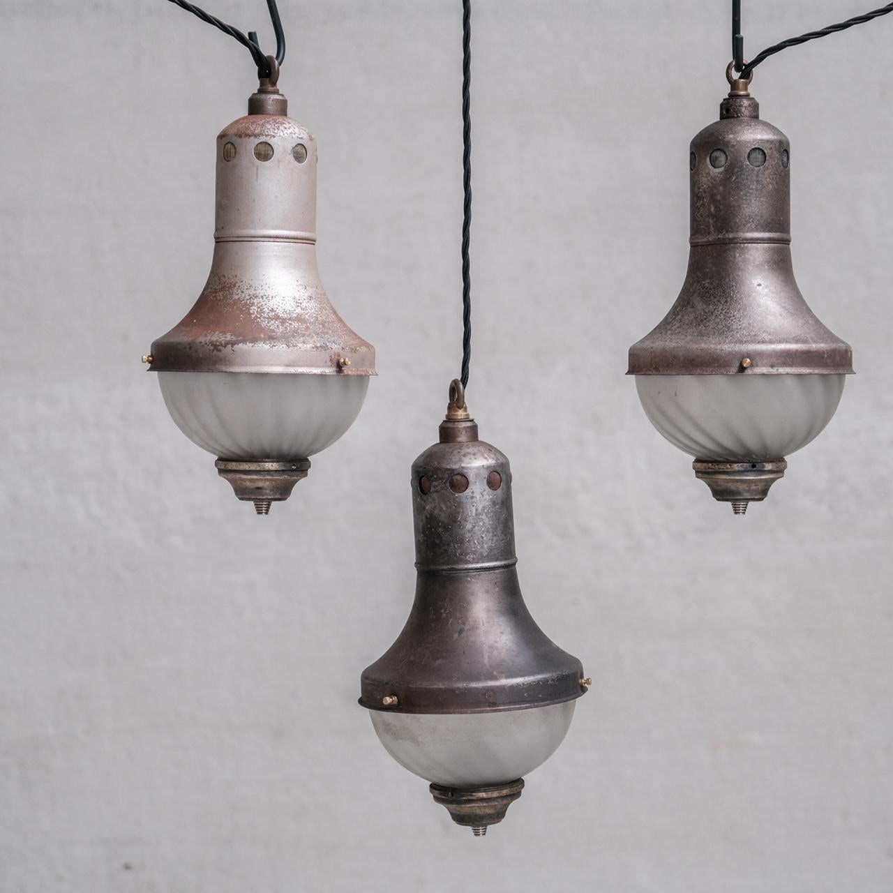 Ensemble de trois lampes à suspension antiques en verre gravé en vente 5