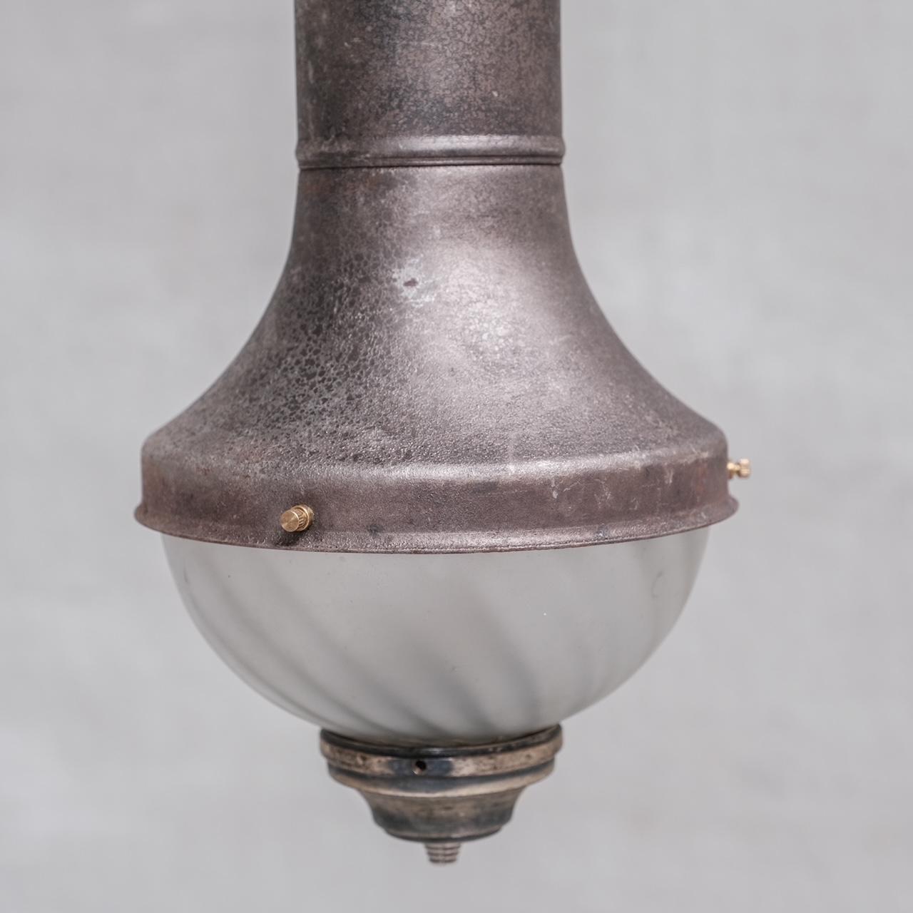 Ensemble de trois lampes à suspension antiques en verre gravé Bon état - En vente à London, GB