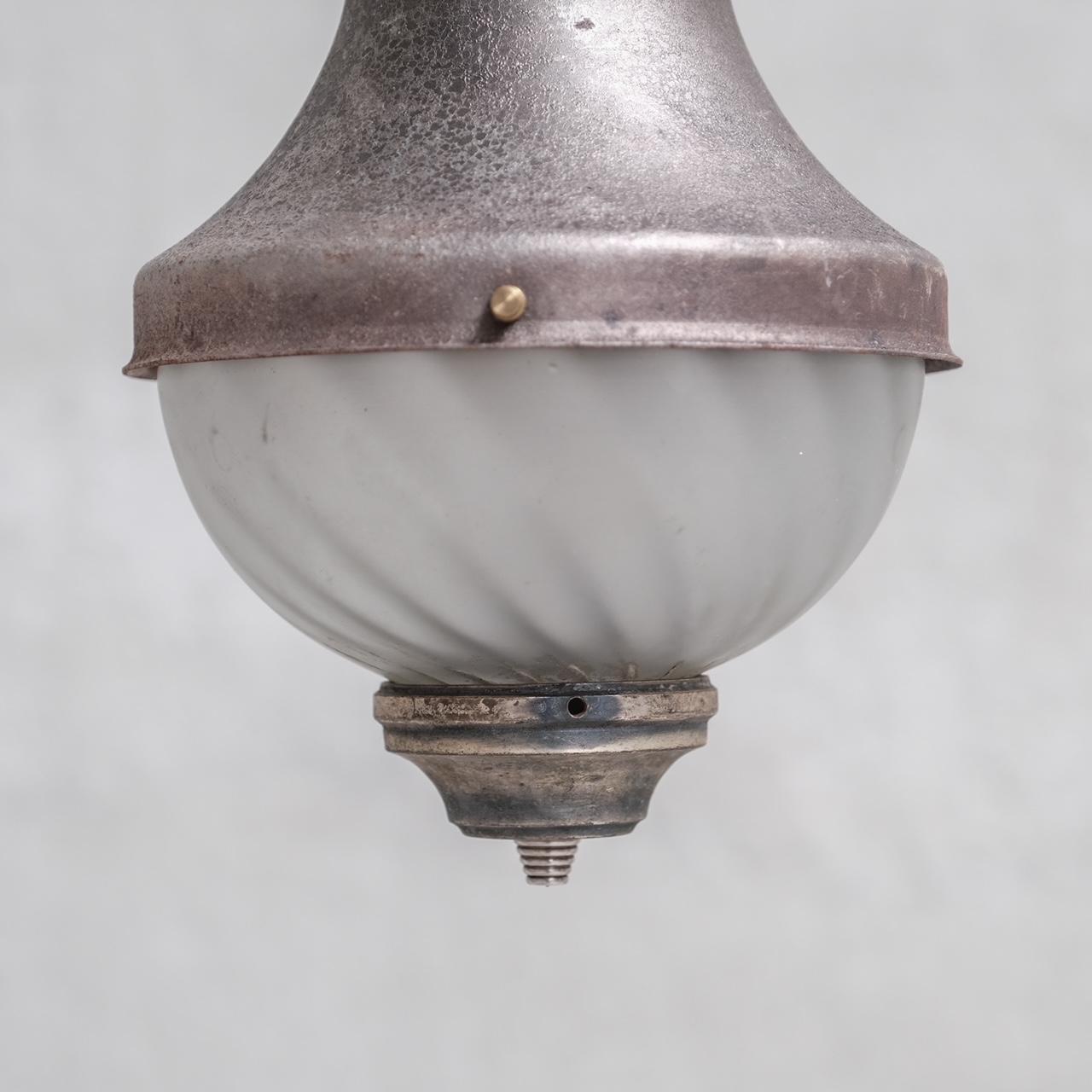 Ensemble de trois lampes à suspension antiques en verre gravé en vente 1
