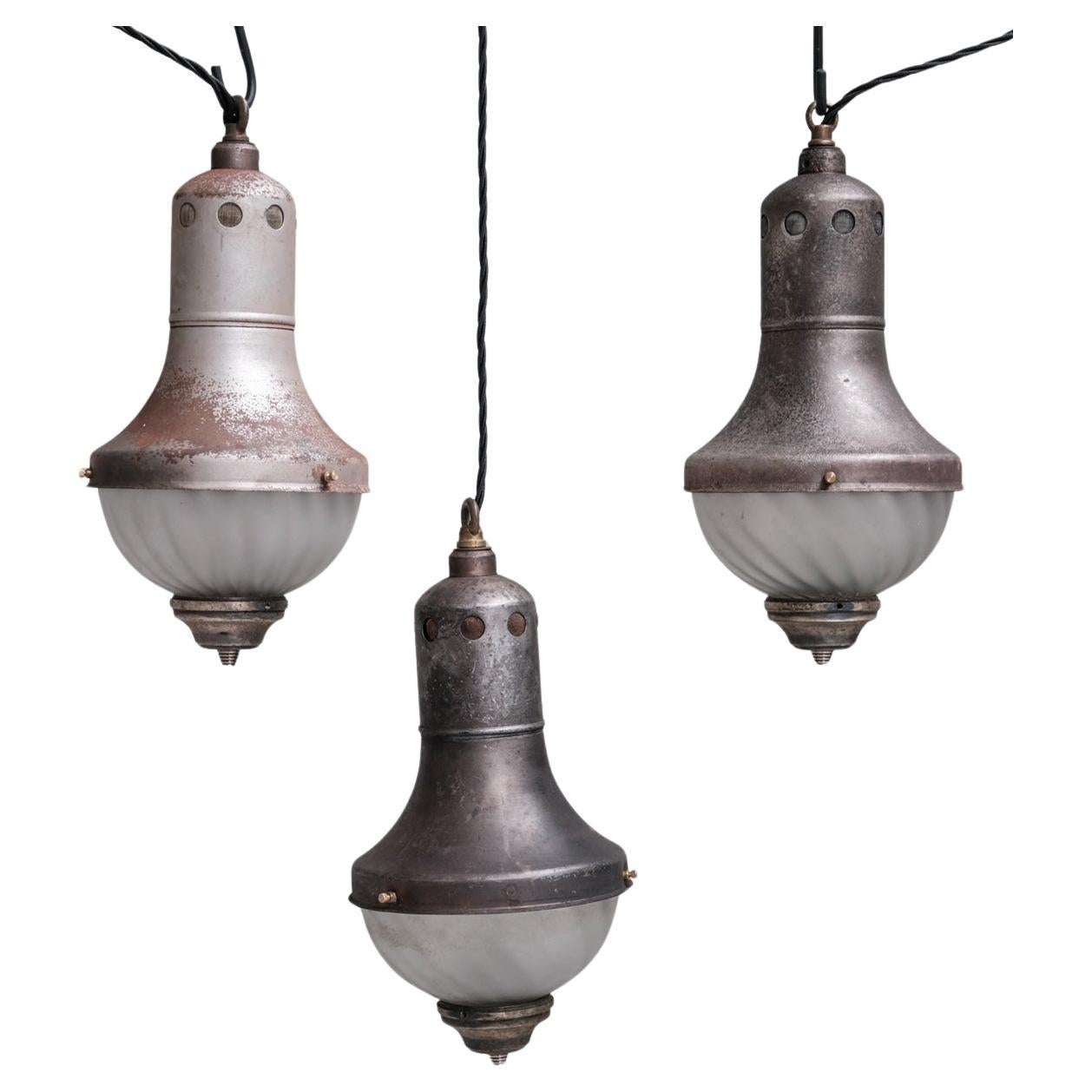Ensemble de trois lampes à suspension antiques en verre gravé en vente