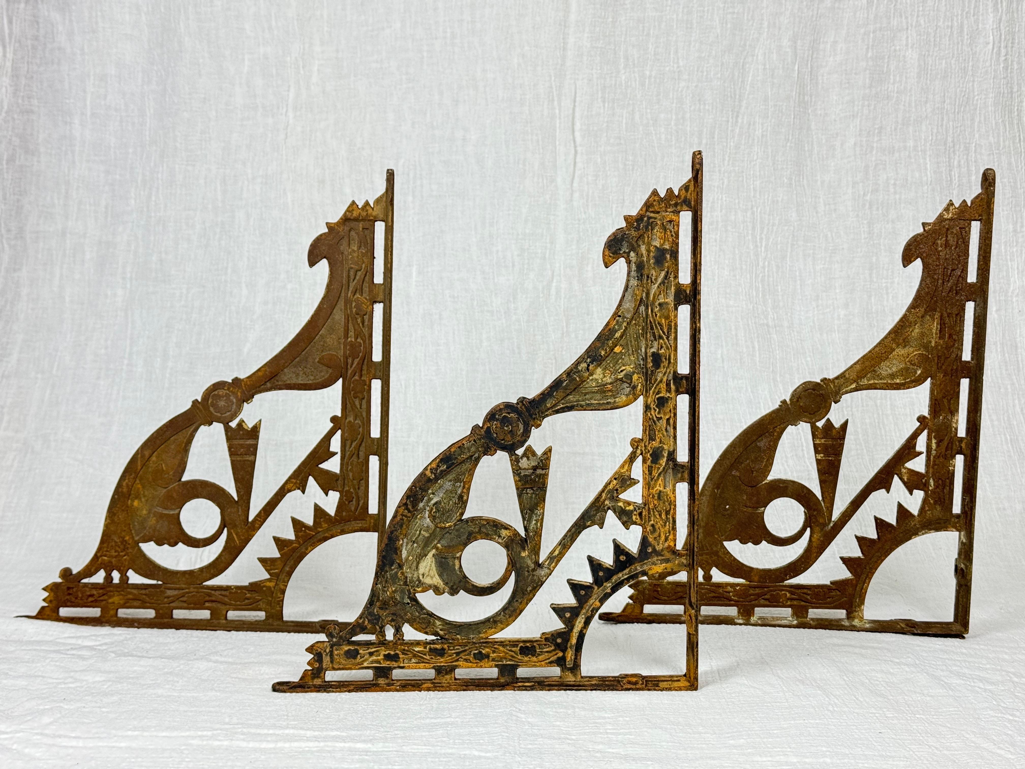 Set di tre mensole da parete incise della fine del XIX secolo. Aesthetic Movement in stile. Raro e difficile da trovare. Staffe perfette per sostenere uno scaffale in legno.

Dimensioni: Altezza: 15 in (2,54 cm)Larghezza: 1,25 in (2,54