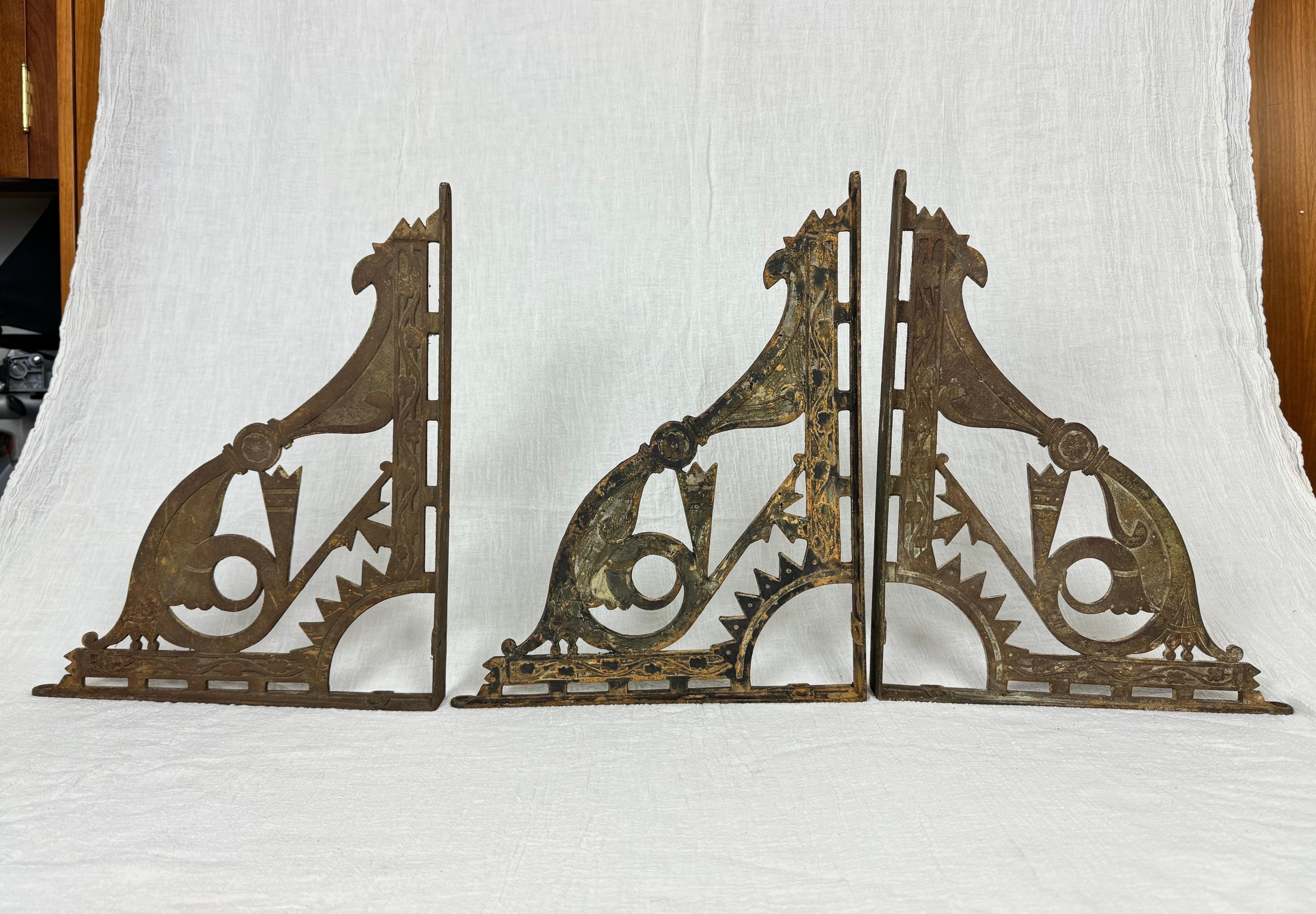 Set di tre mensole da parete incise della fine del XIX secolo In condizioni buone in vendita a Redding, CT