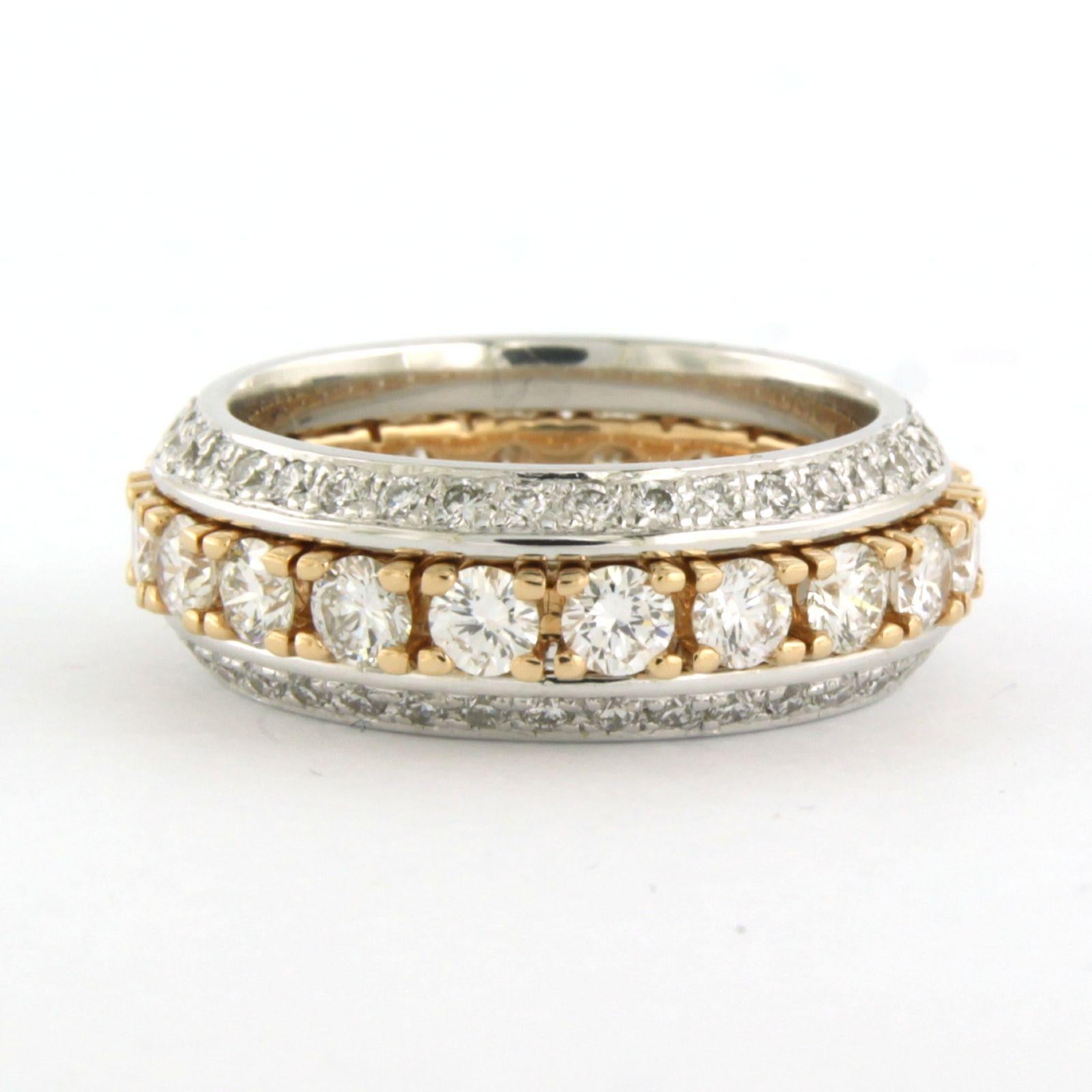 Bague d'entrée en or rose 18k et deux bagues d'extension en or blanc serties de diamants taille brillant jusqu'à. 2.80ct - G/H - VS/SI - taille de bague U.S. 7 - EU. 17.25(54)

Description détaillée

le haut de la bague d'éternité mesure 3,0 mm de