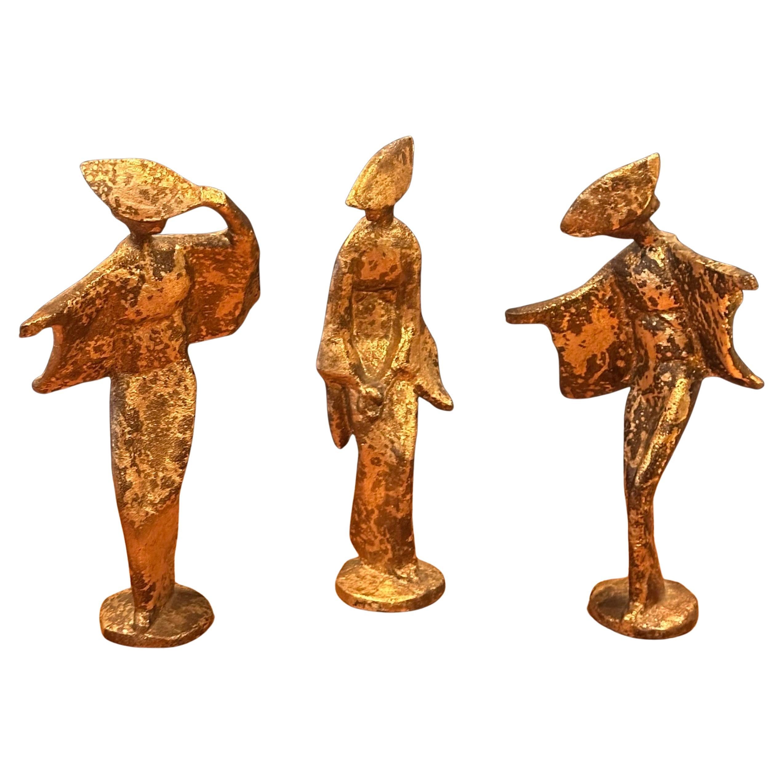 Set di tre statuette geisha giapponesi di metà secolo in bronzo, extra large, con doratura in vendita