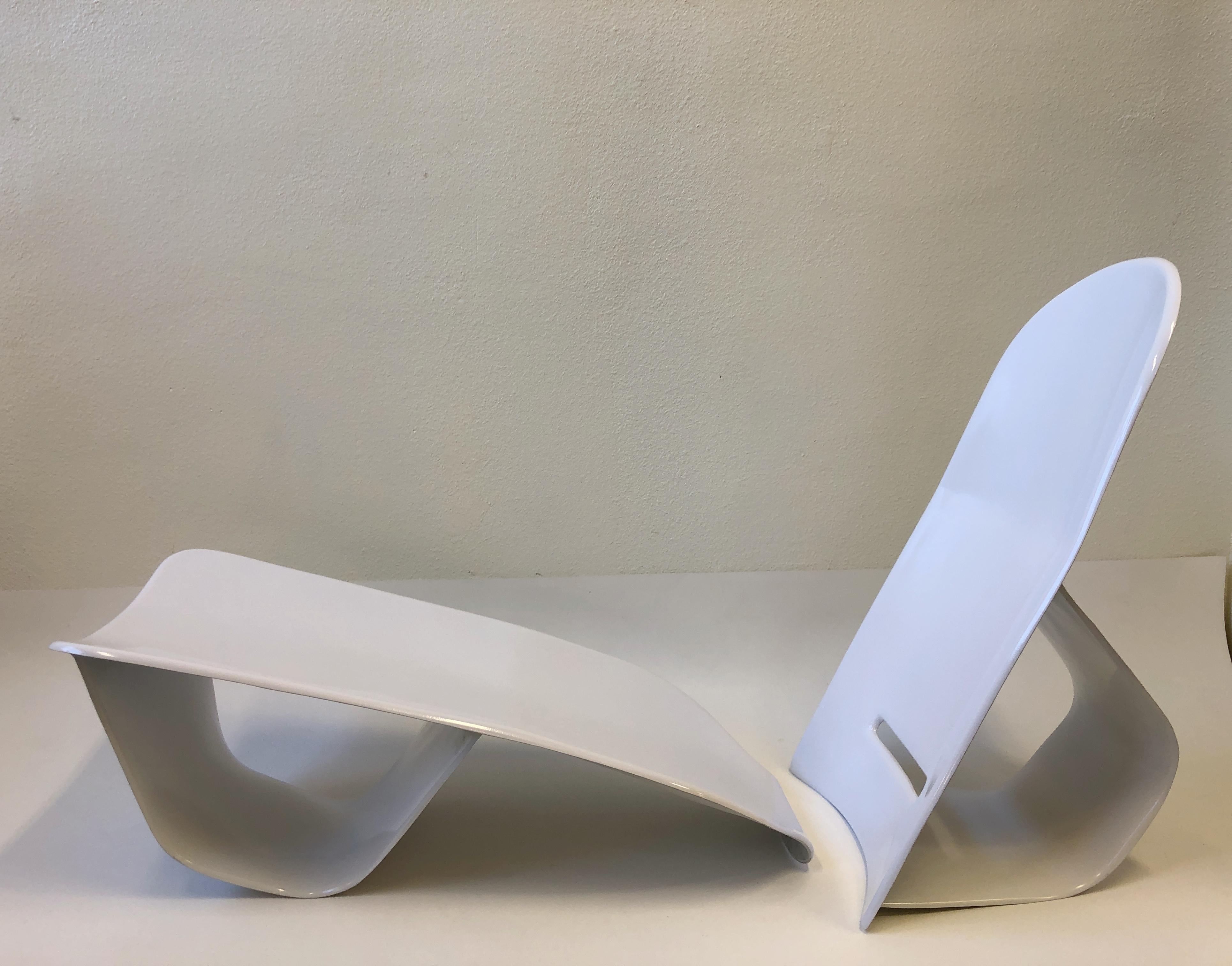 A rare set of three white lacquer “Aca“ adjustable lounge chaises design by Po Shun Leong in the 1970s. The design won honorable mention in the 1972 Knoll International Furniture competition. The chases have been newly lacquered in original white
