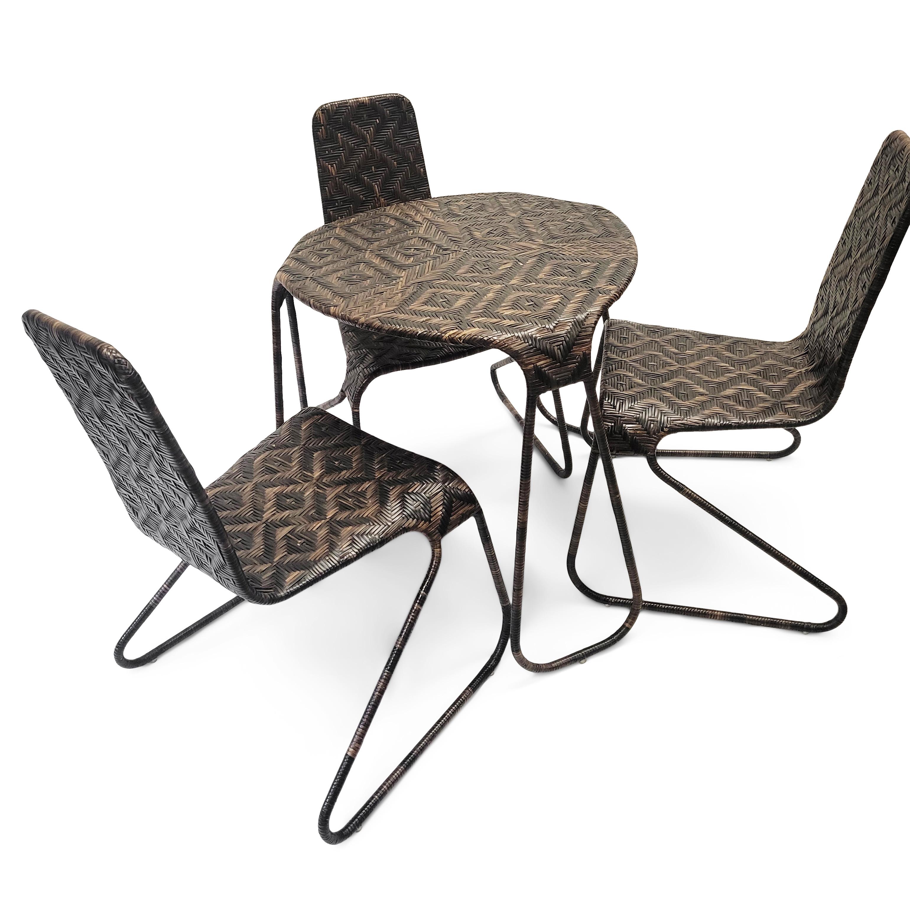 L'architecte et designer Patricia Urquiola, née en Espagne et basée à Milan, a conçu la ligne Flo pour Driade en s'appuyant sur des structures en acier recouvertes de canne, ce qui confère aux pièces une durabilité et une stabilité assorties d'une