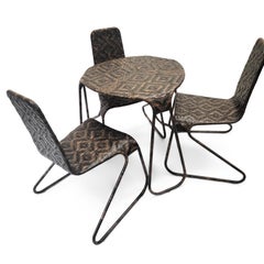 Conjunto de tres sillas Flo y mesa de comedor de Patricia Urquiola para Driade