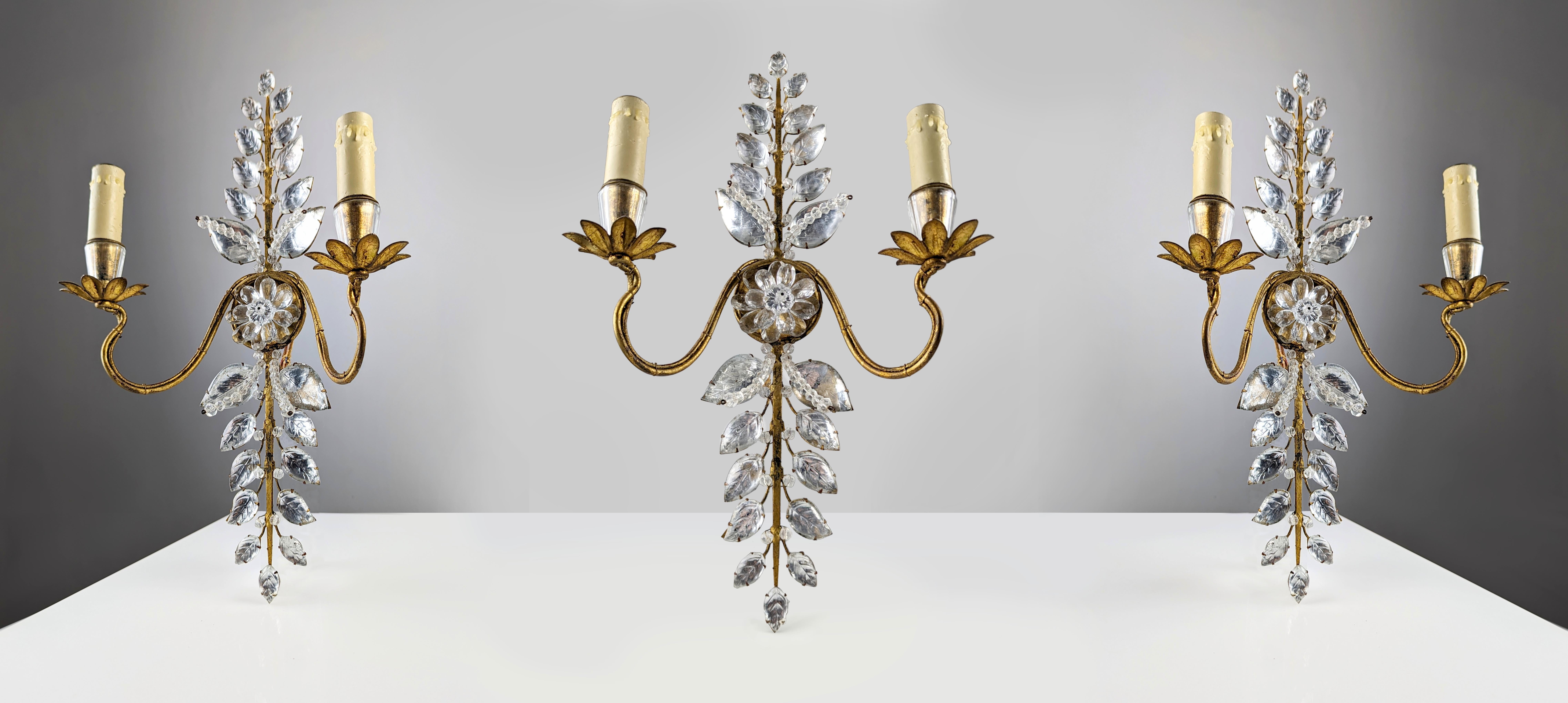 Art Nouveau Set of three floral sconces by Maison Bagues in crystal and gold metal For Sale