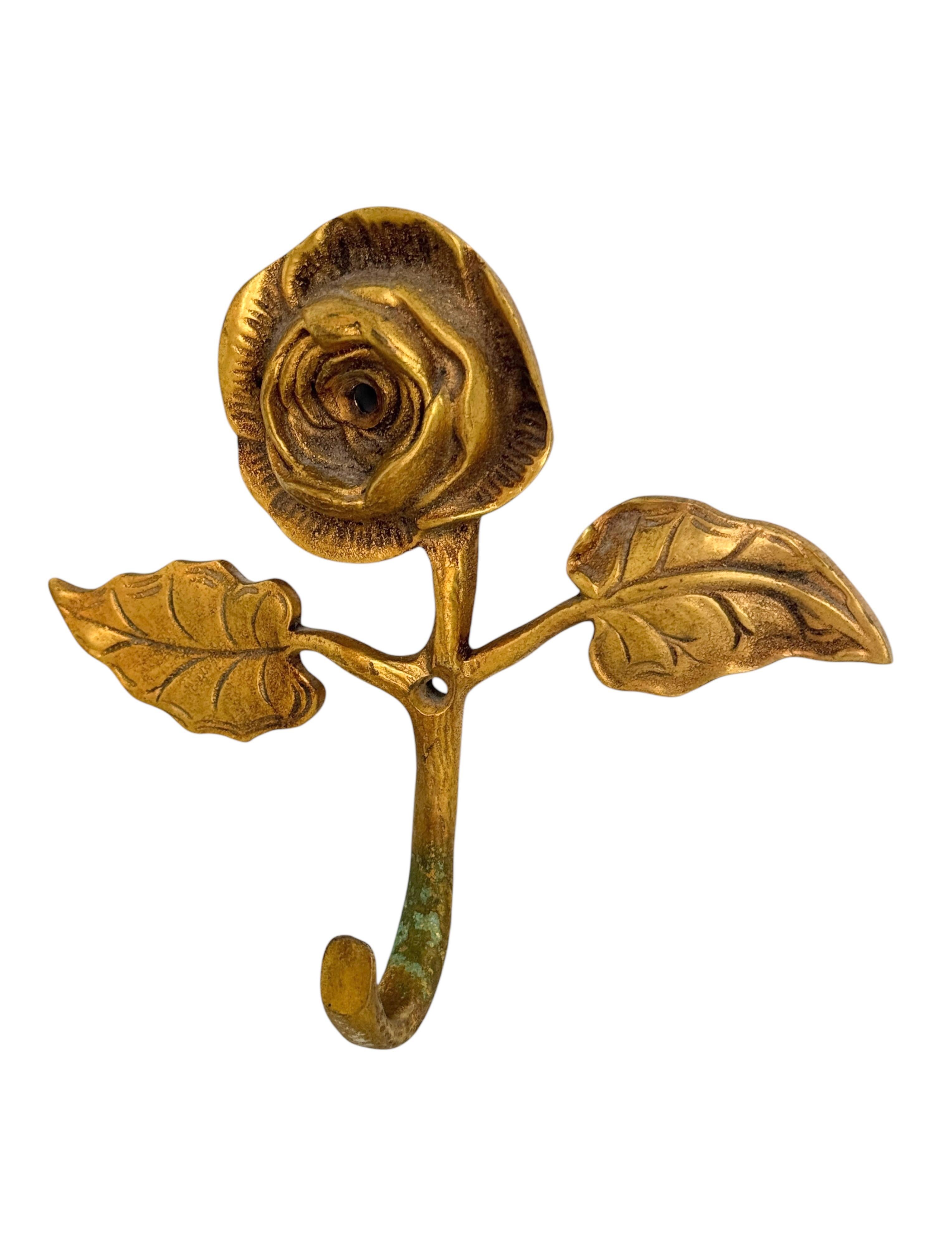 In offerta c'è un bellissimo gancio in ottone massiccio degli anni '70 * Rosa con foglie * per l'ingresso del tuo salone. Il gambo diventa il gancio. Trovato in una vendita immobiliare a Parma, è una bella aggiunta a qualsiasi stanza.
Questo set è