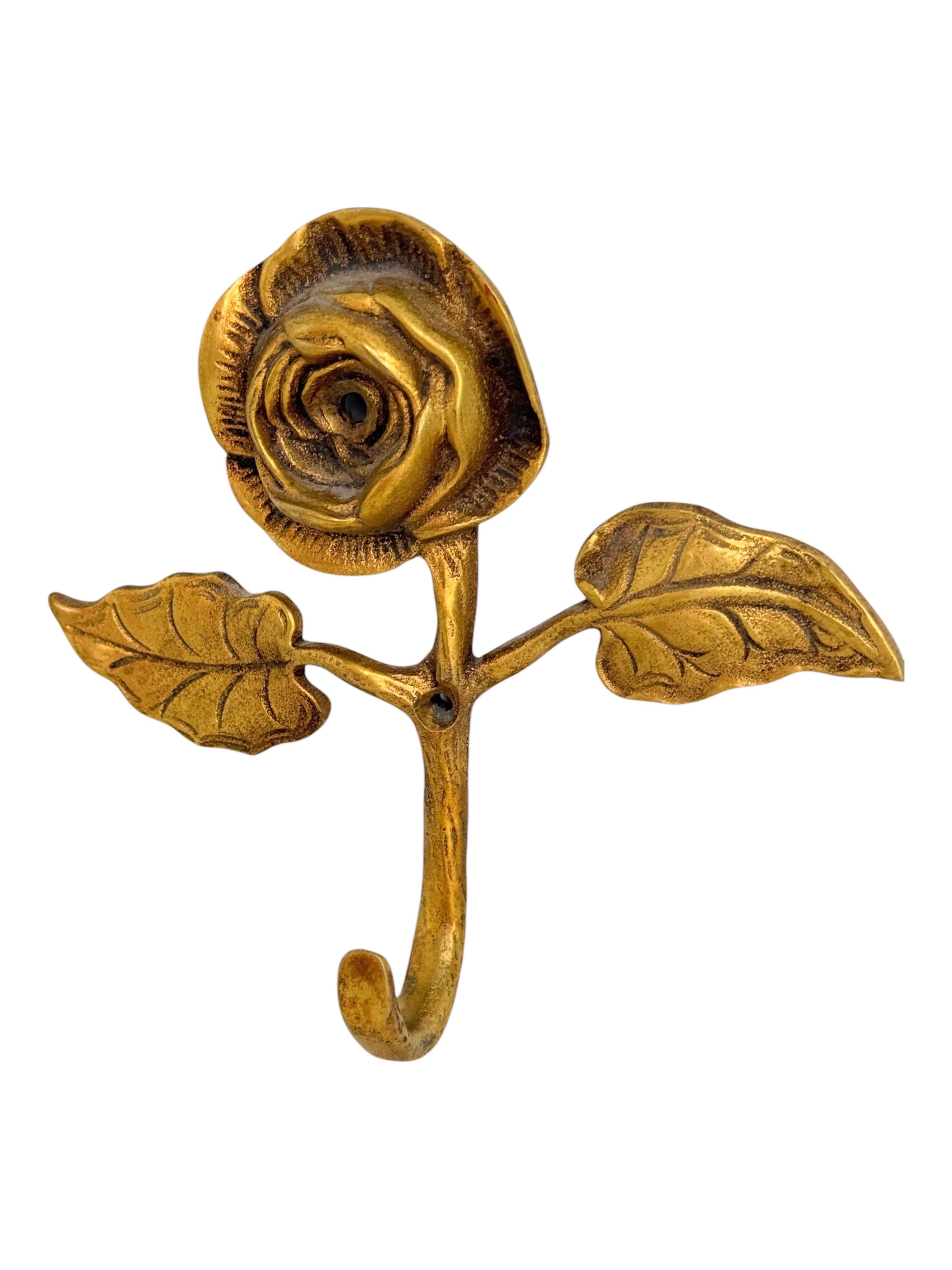 Fine XX secolo Set di tre ganci a rosa in ottone massiccio Florentine, Toleware Tole, anni '70 in vendita