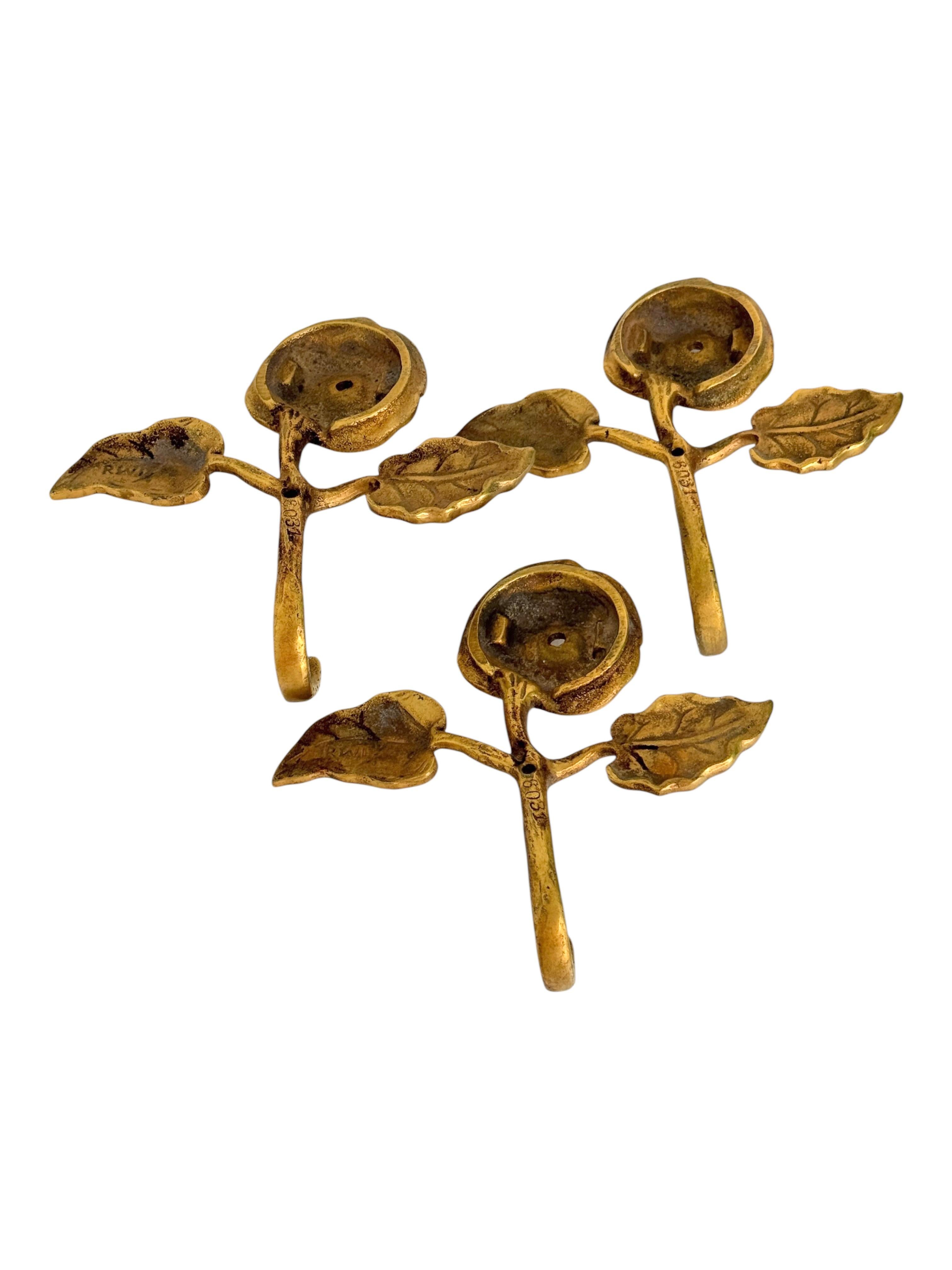 Set di tre ganci a rosa in ottone massiccio Florentine, Toleware Tole, anni '70 in vendita 1